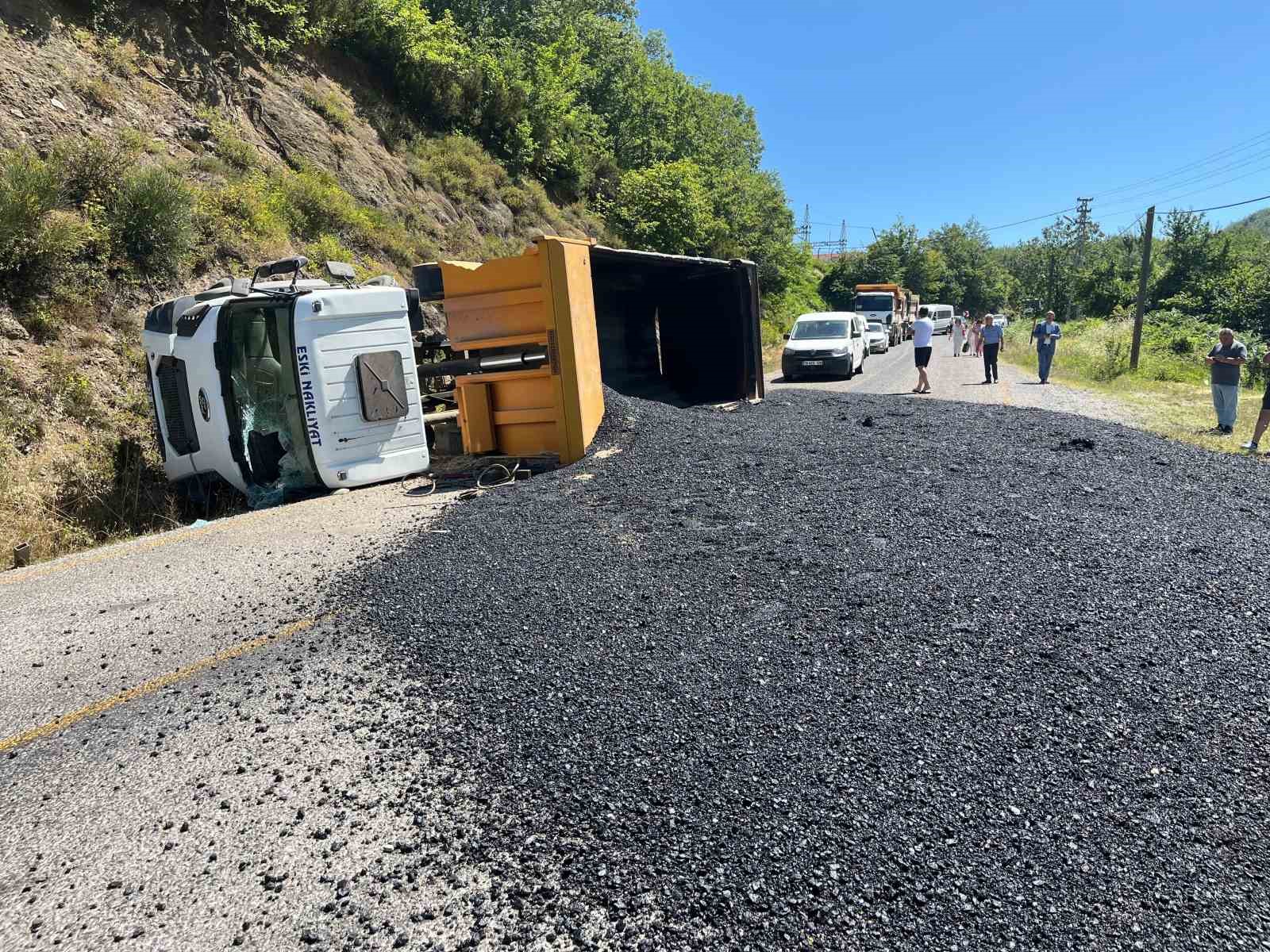 Kastamonu’da asfalt yüklü hafriyat kamyonu devrildi, sürücüsü yaralandı