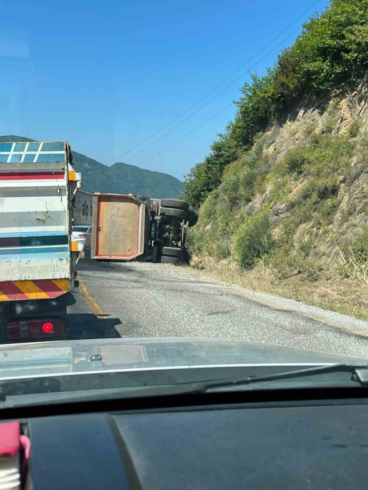 Kastamonu’da asfalt yüklü hafriyat kamyonu devrildi, sürücüsü yaralandı