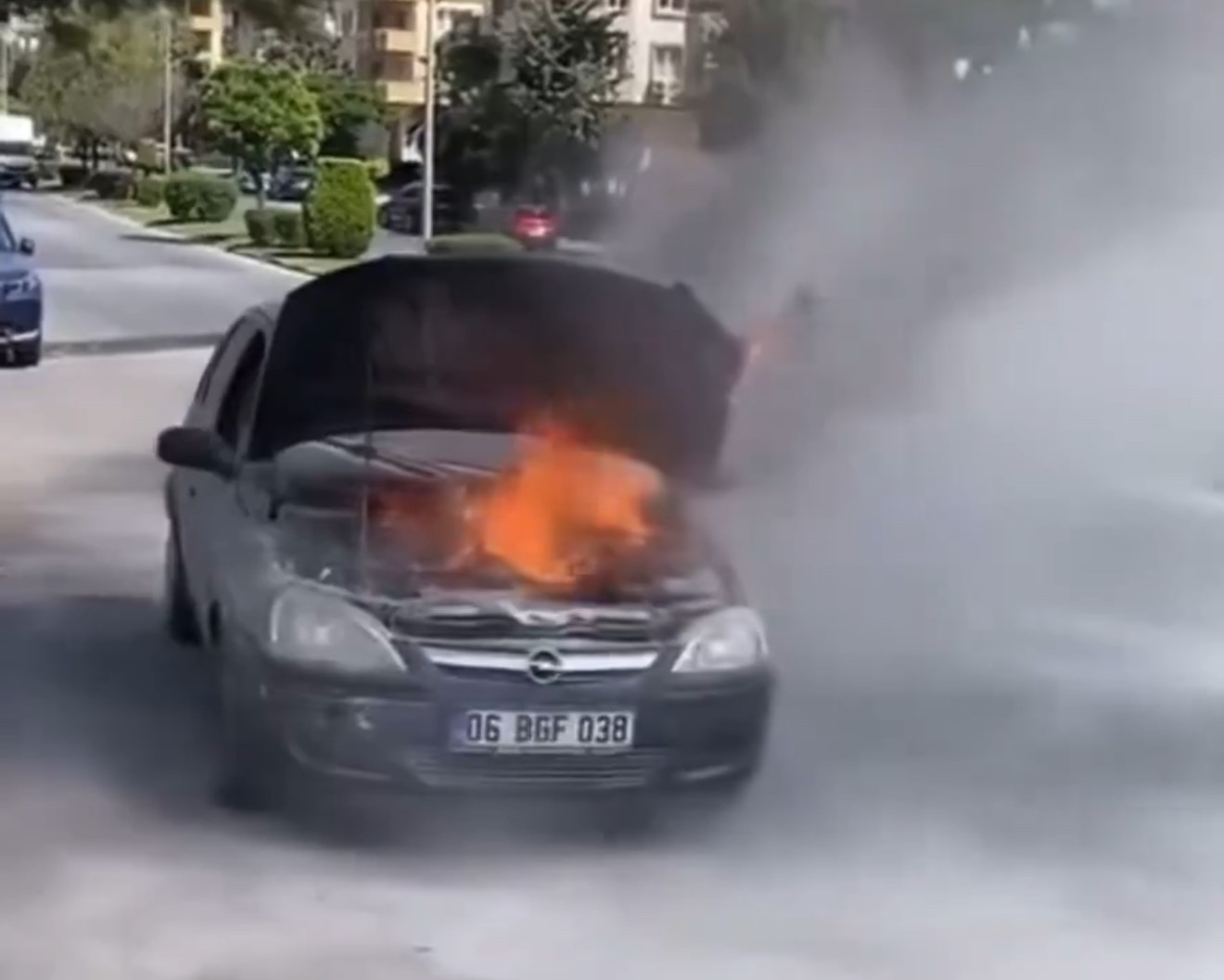 Gaziantep’te seyir halindeki otomobil alev aldı