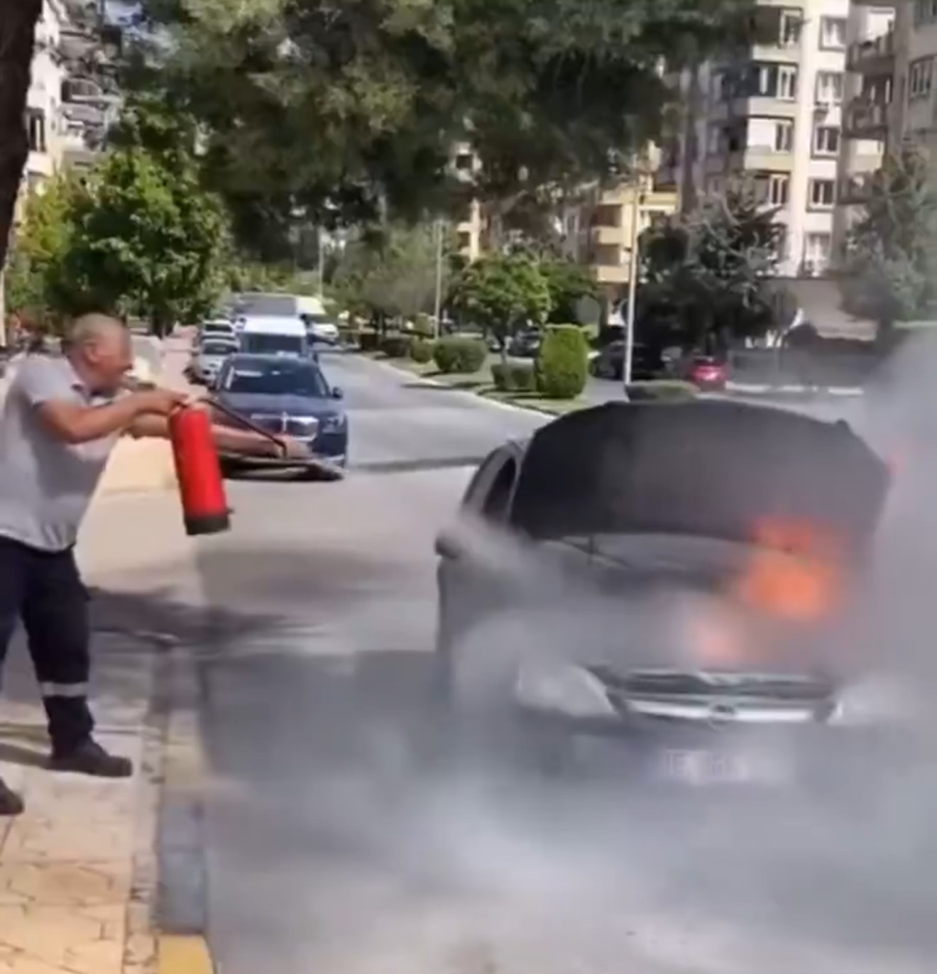 Gaziantep&rsquo;te seyir halindeki otomobil alev aldı
