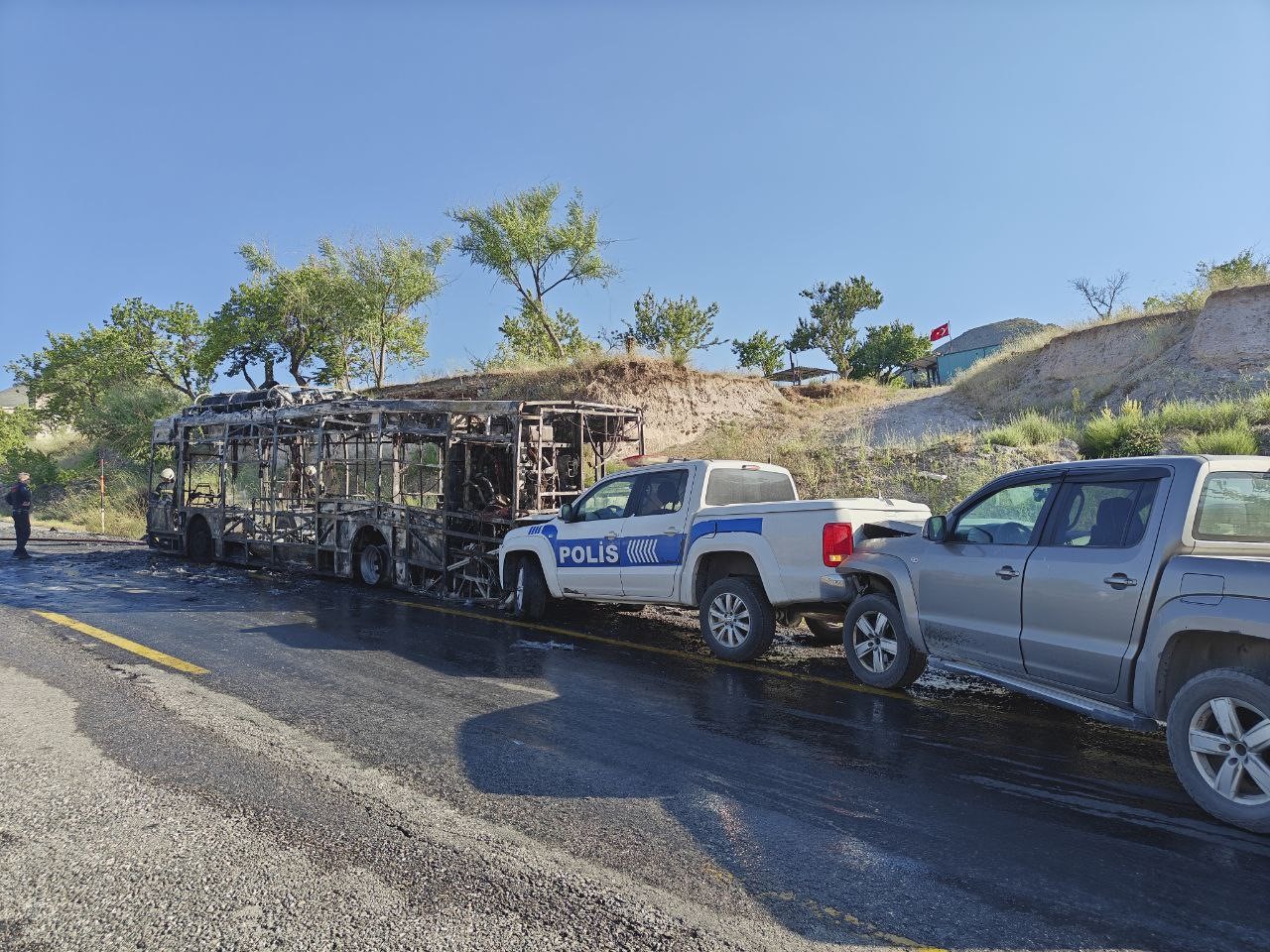 Alev alan halk otobüsü küle döndü