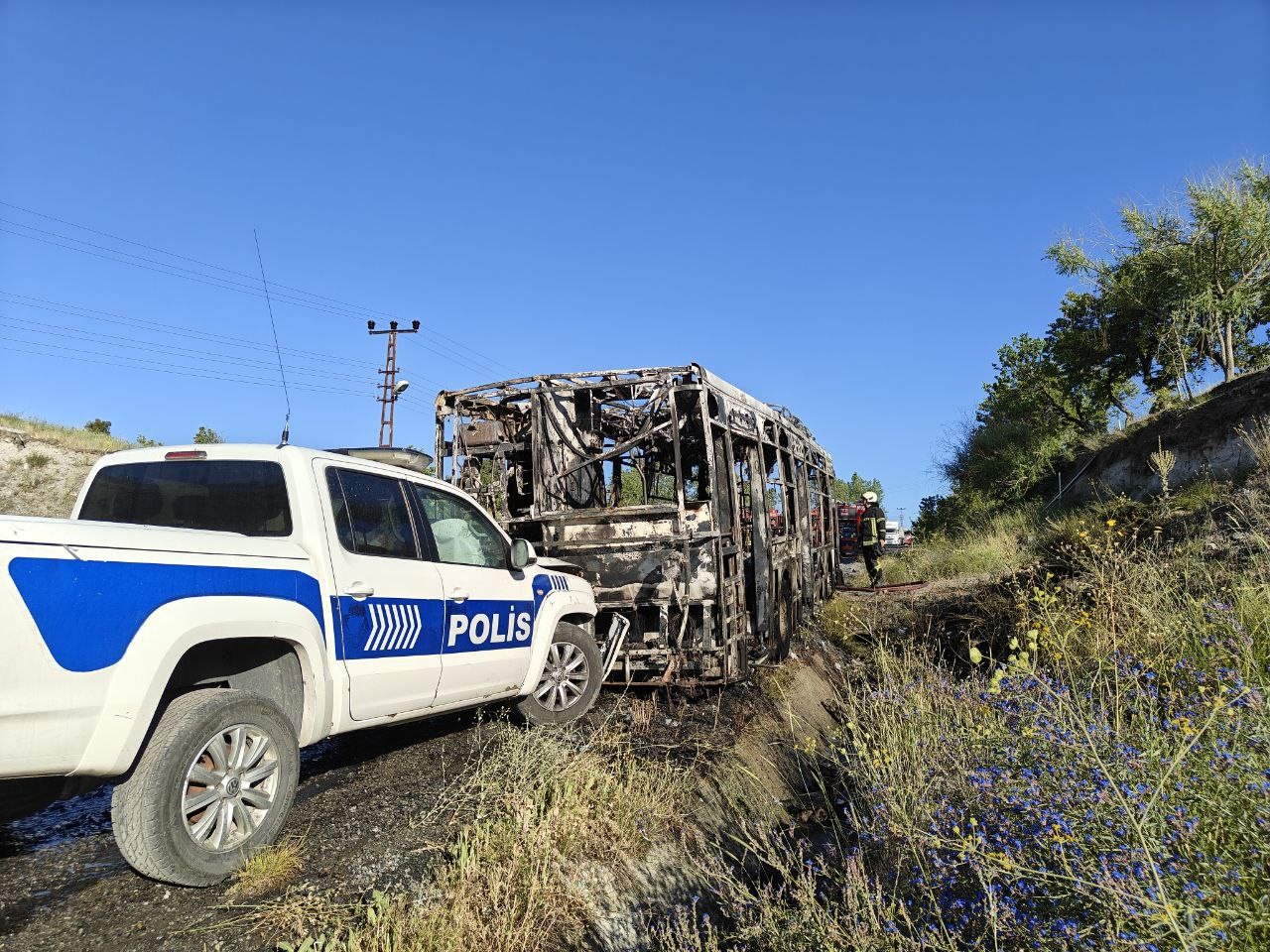 Alev alan halk otob&uuml;s&uuml; k&uuml;le d&ouml;nd&uuml;
