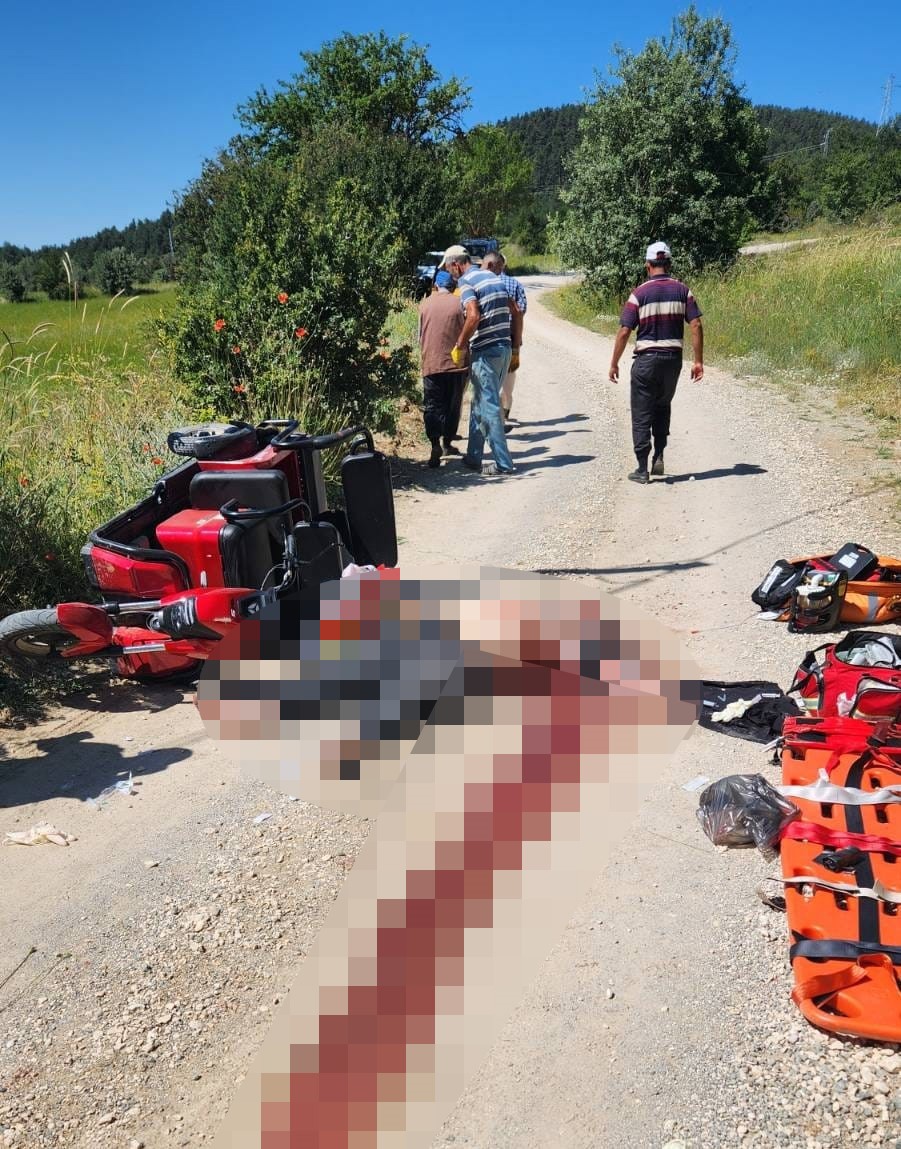 Kastamonu&rsquo;da &uuml;&ccedil; tekerlekli mopedin altında kalan s&uuml;r&uuml;c&uuml; hayatını kaybetti

