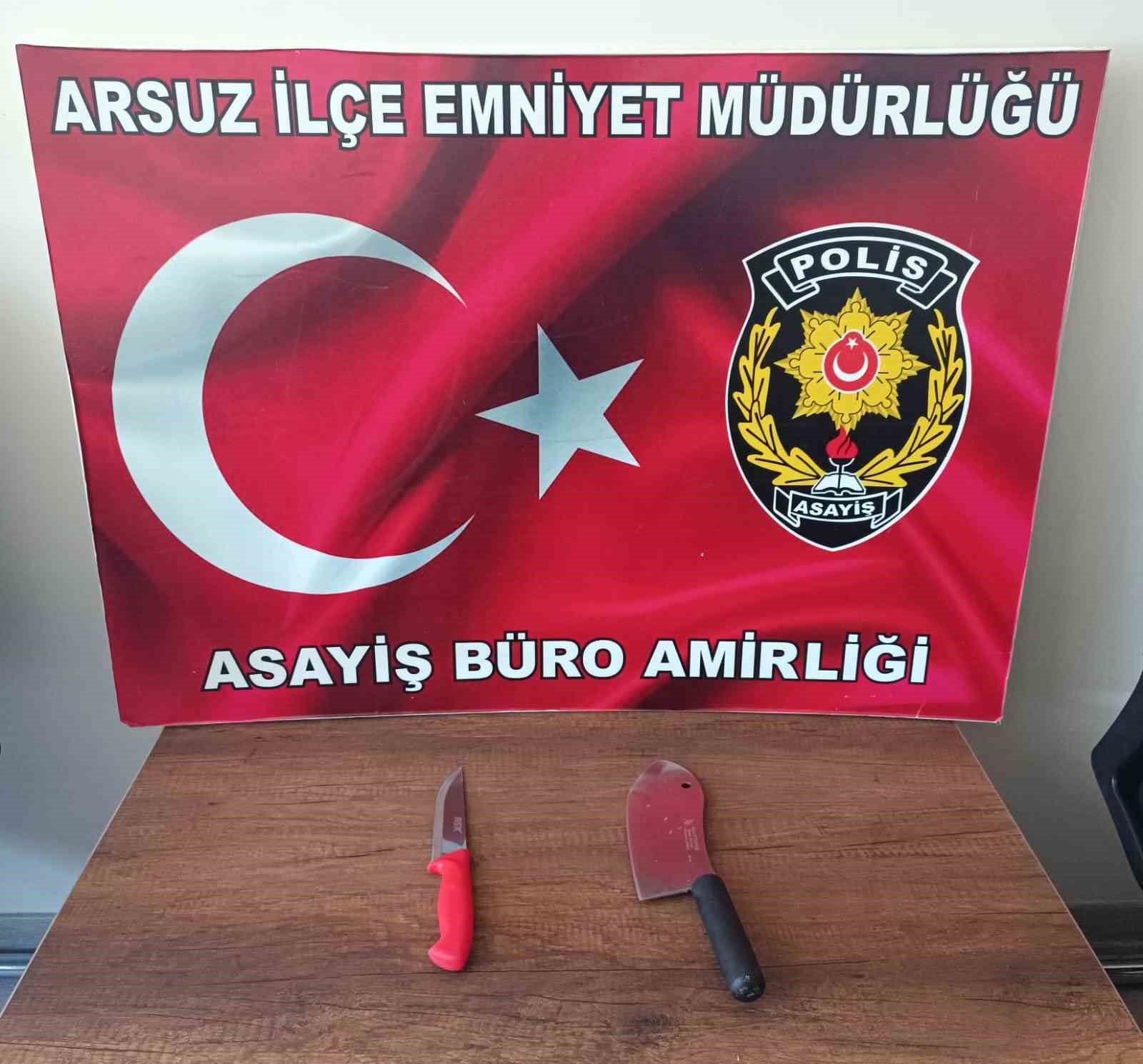 Yol verme kavgasında kamyon şoförüne satırla saldıran 2 şahıs tutuklandı