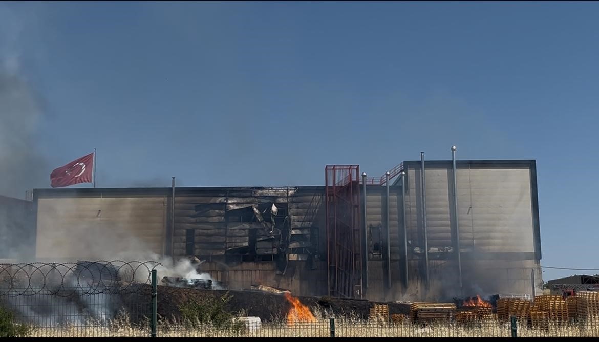 Palet yangını fabrikaya sıçradı: 4 işçi dumandan etkilendi