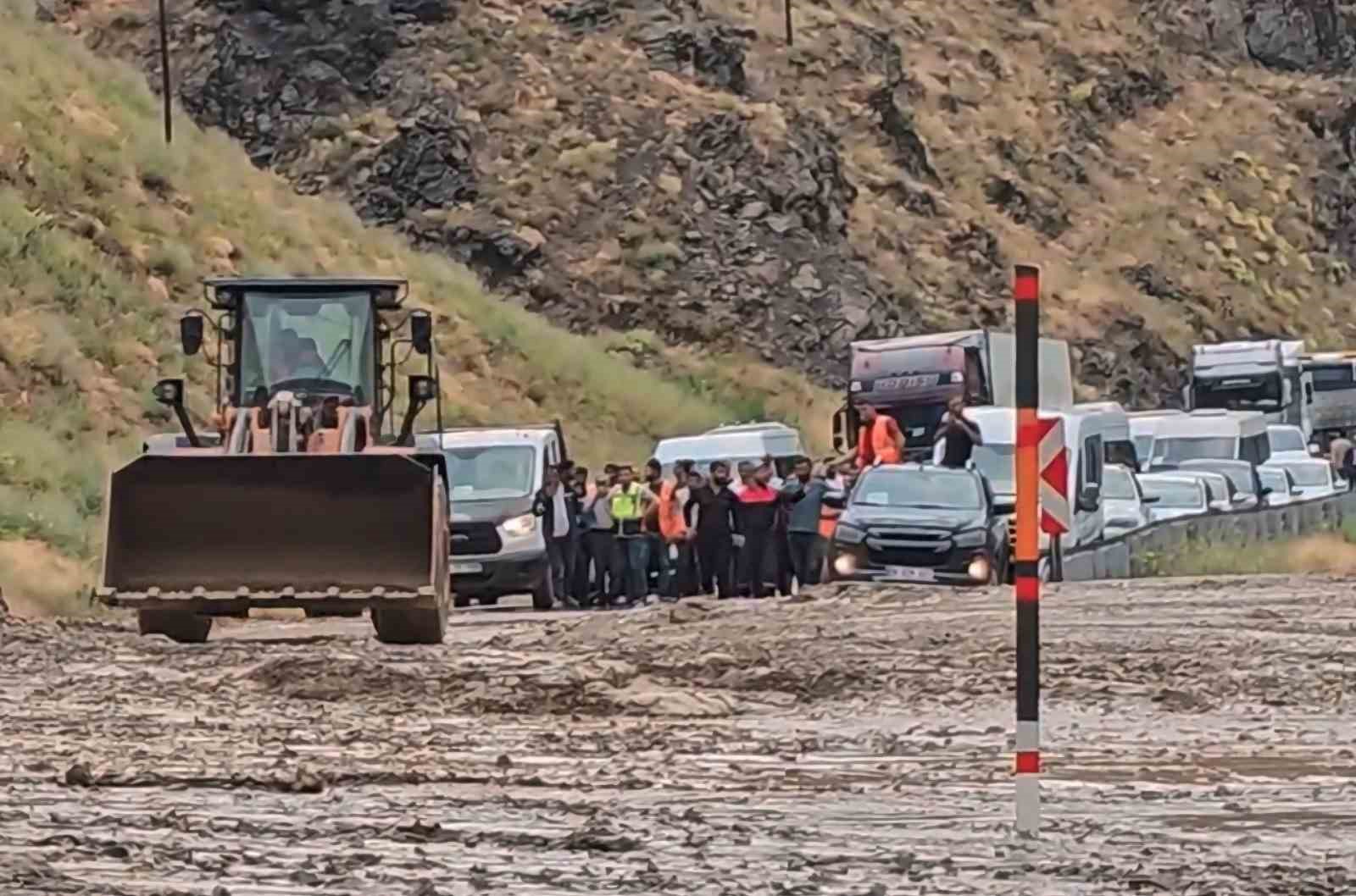 Yüksekova-Van yolunda heyelan: Araçlar mahsur kaldı