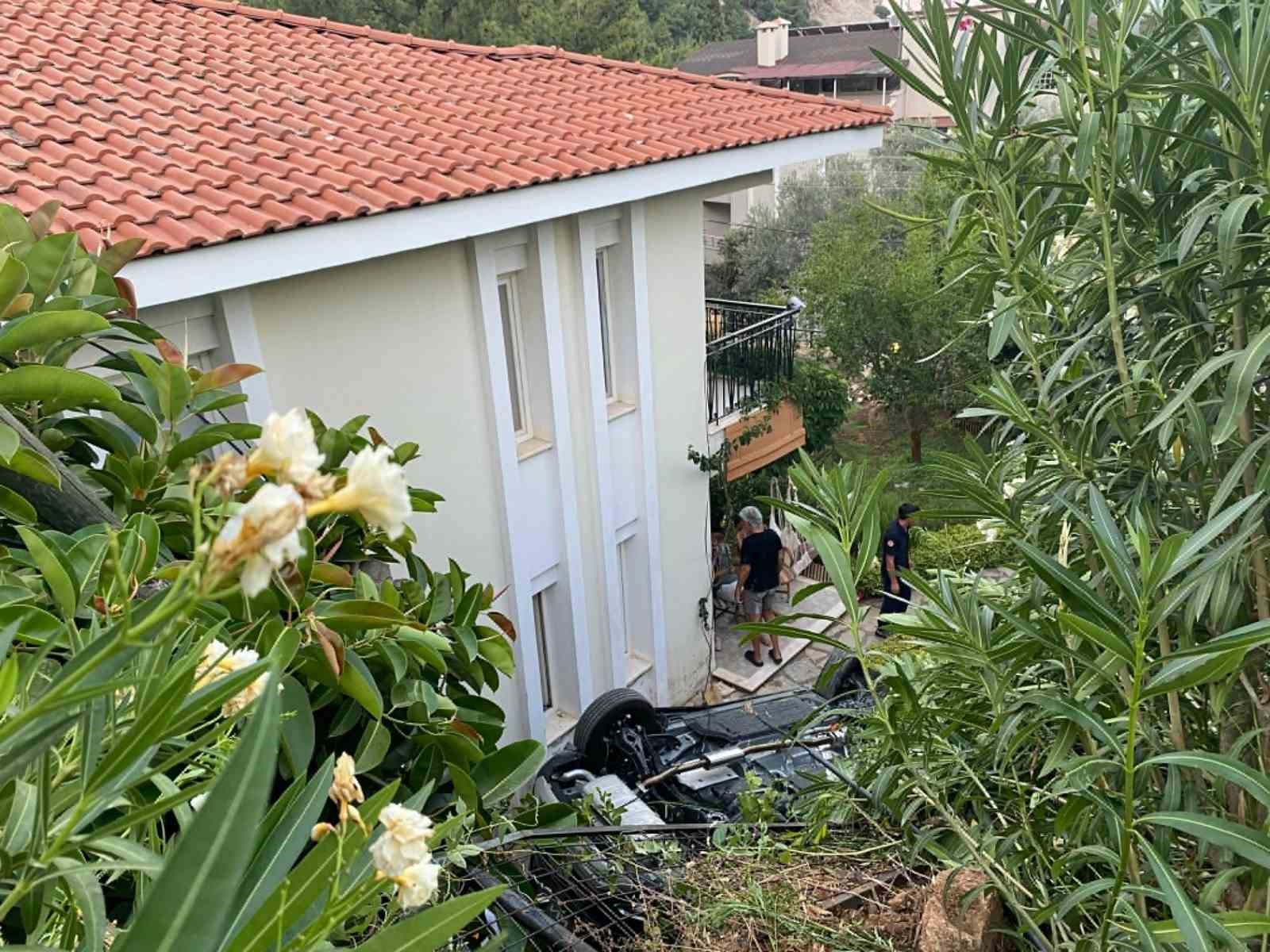 Marmaris’te otomobil evin bahçesine uçtu: 1 ölü, 4 yaralı