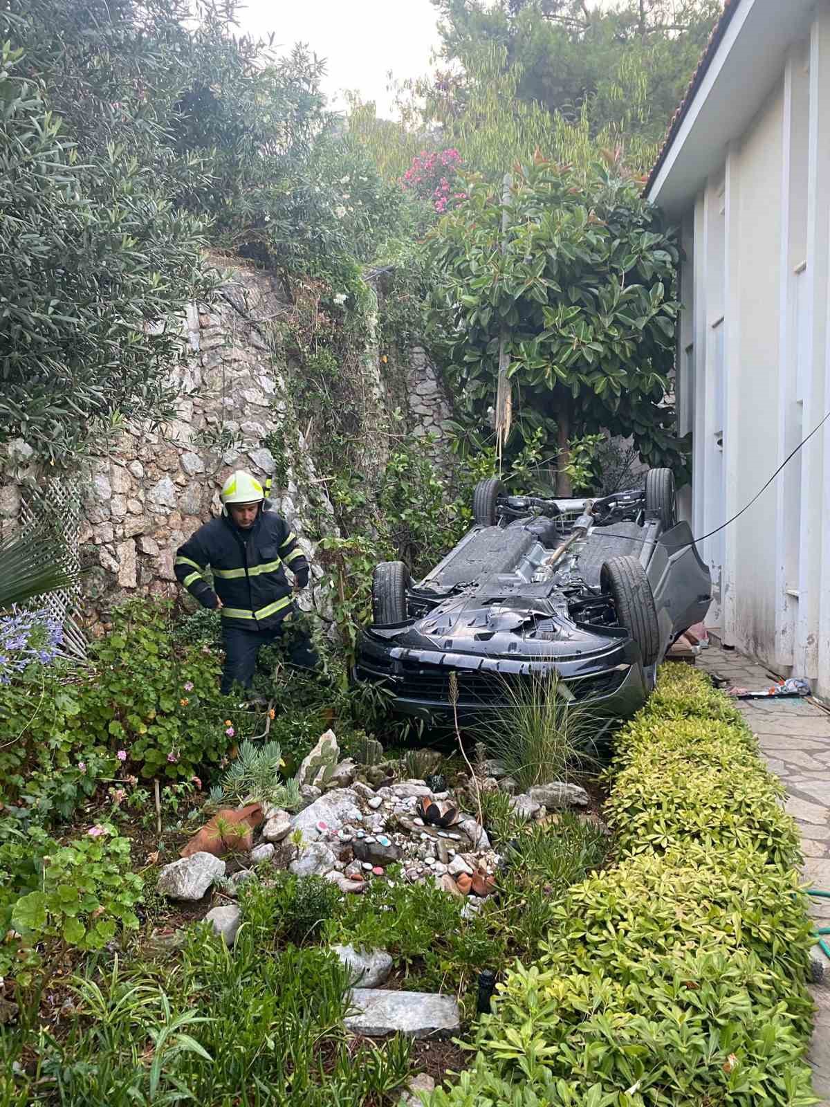 Marmaris&rsquo;te otomobil evin bah&ccedil;esine u&ccedil;tu: 1 &ouml;l&uuml;, 4 yaralı
