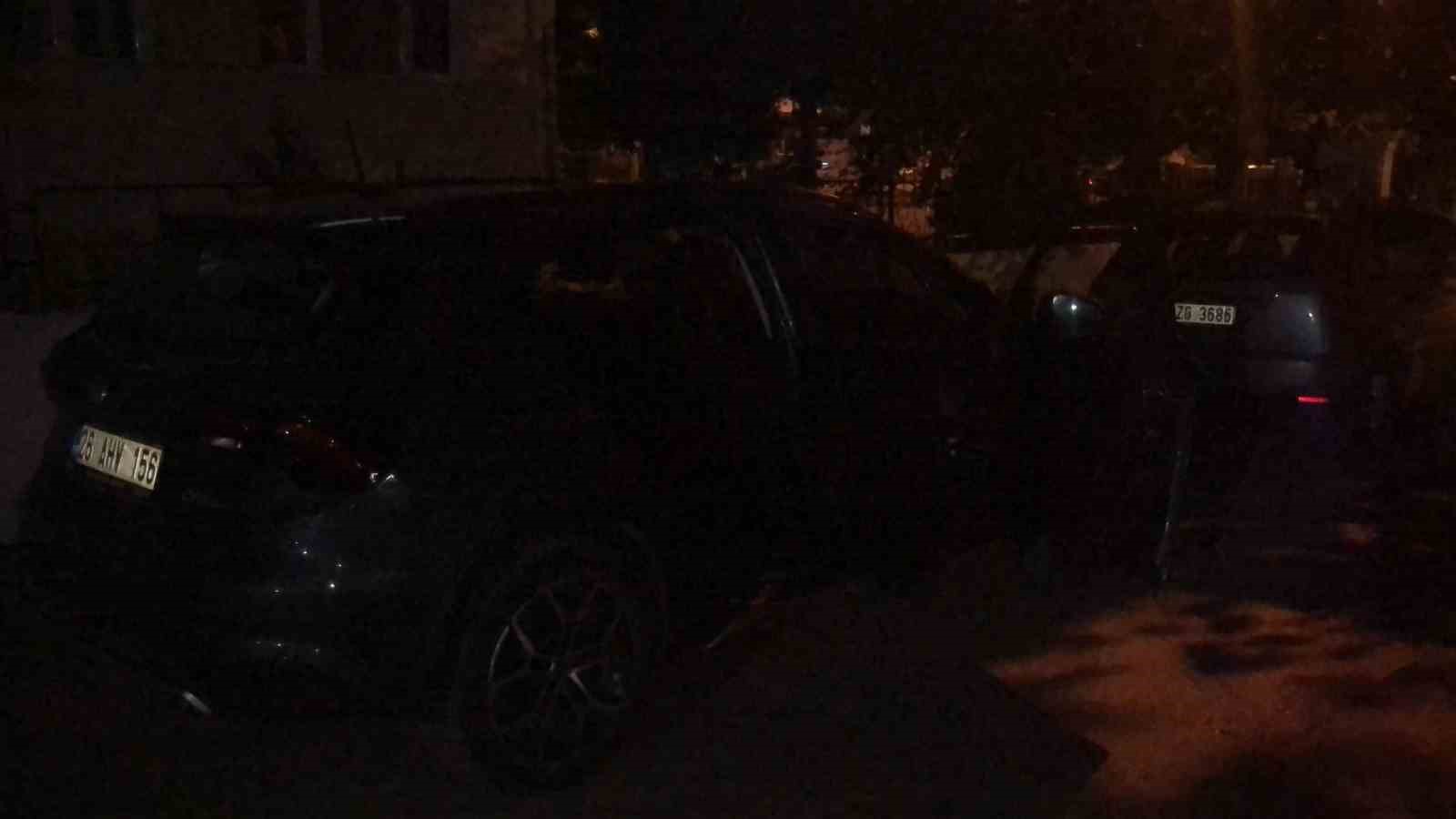 Kız arkadaşıyla y&uuml;r&uuml;rken kar maskeli şahıs tarafından bacağından vuruldu
