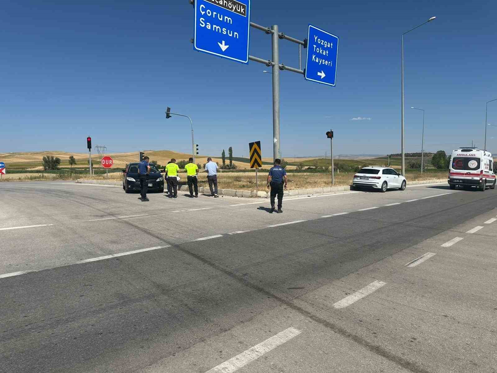 &Ccedil;orum&rsquo;da iki otomobil &ccedil;arpıştı: 4 yaralı
