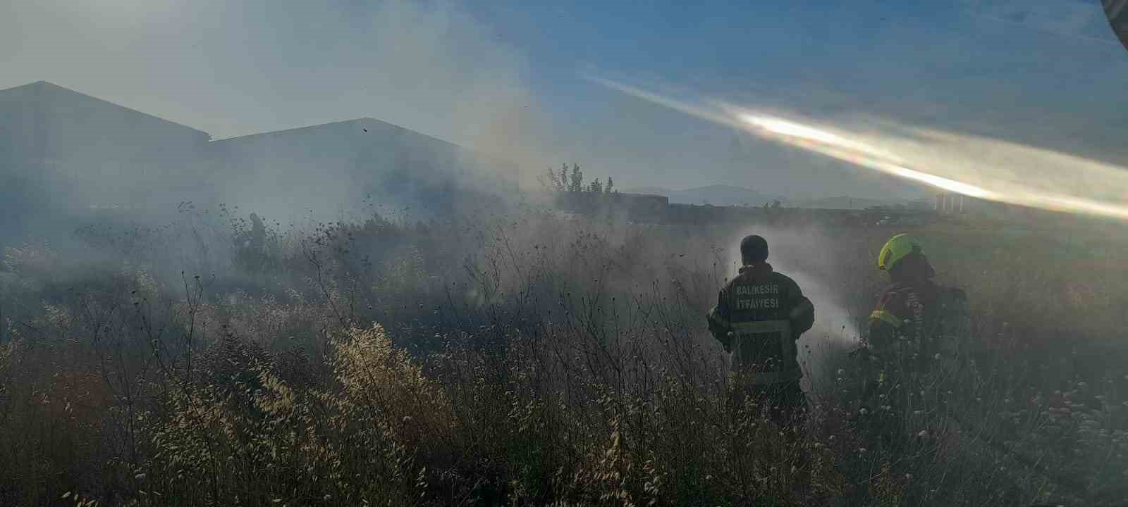 Bandırma’da farklı noktalarda çıkan yangınlar söndürüldü