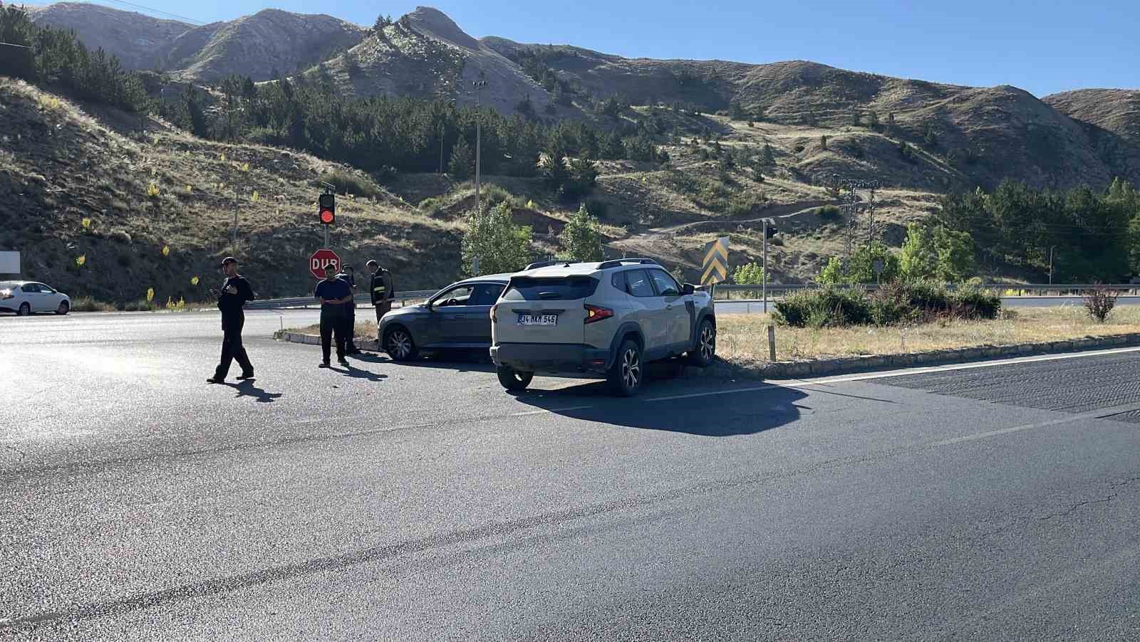 Seyir halindeki araca arkadan &ccedil;arptı: 5 yaralı
