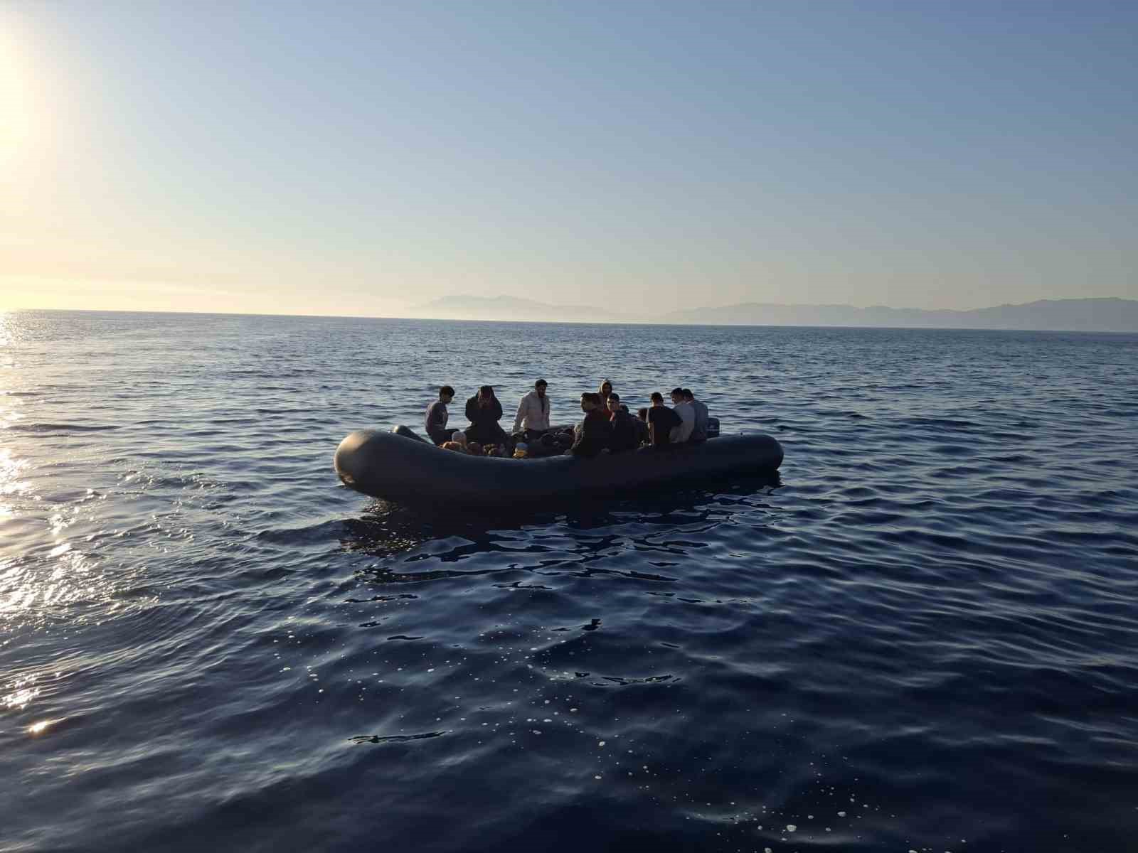 Ayvacık’ta 16’sı çocuk 23 kaçak göçmen kurtarıldı