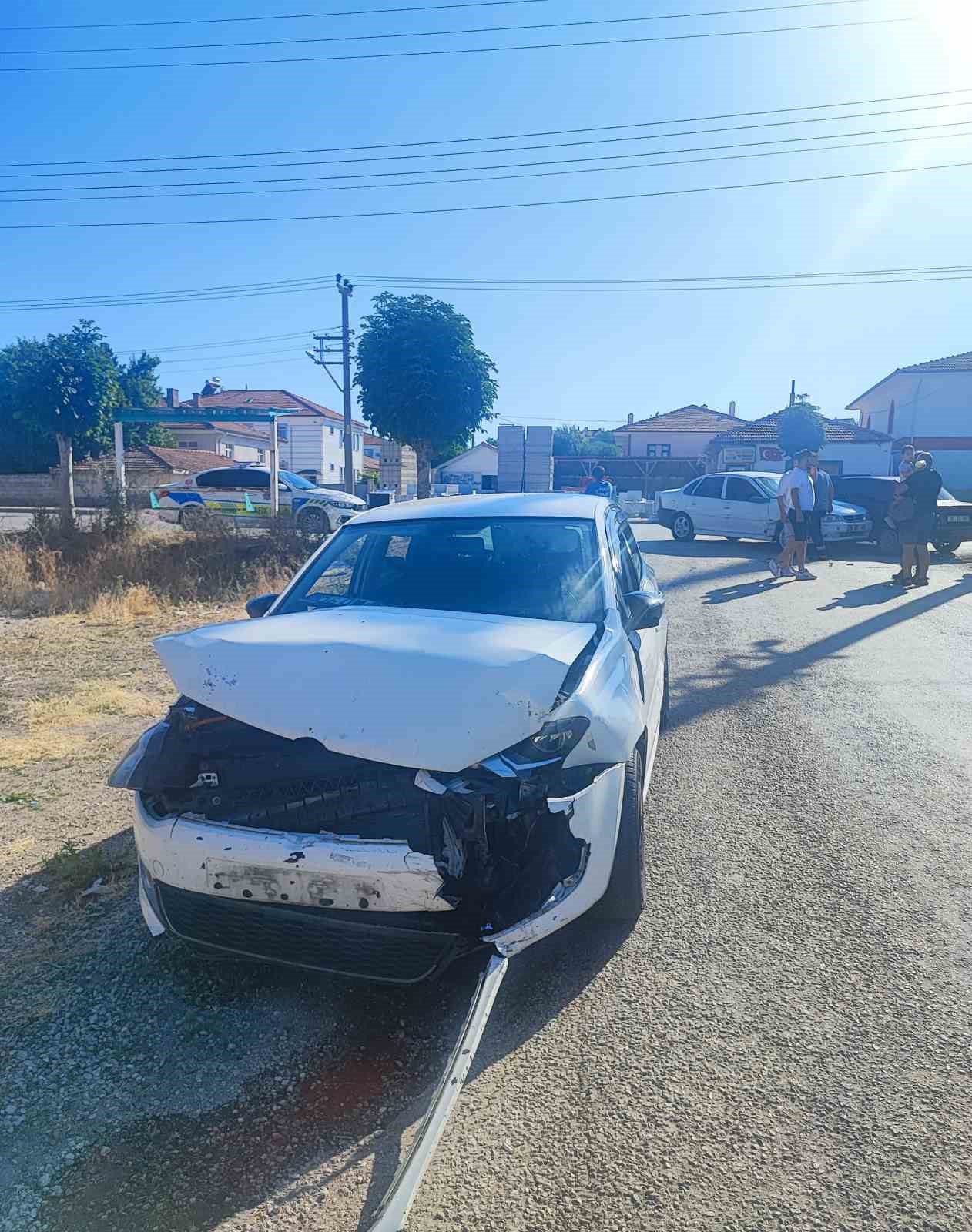 Çorum’da üç otomobil çarpıştı: 3 yaralı