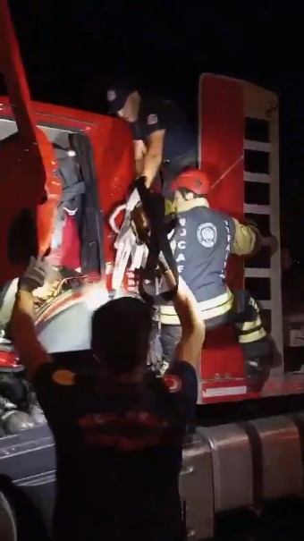 Tır, tıra arkadan çarptı: Sıkışan sürücüyü kurtardılar