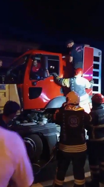 Tır, tıra arkadan çarptı: Sıkışan sürücüyü kurtardılar
