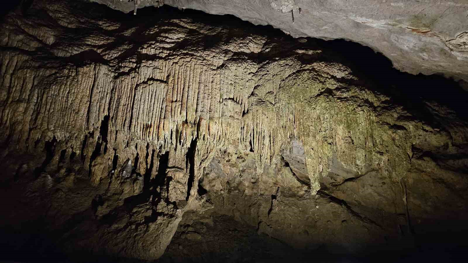 Sıcaktan bunalanlar Gökgöl Mağarası’na akın ediyor
