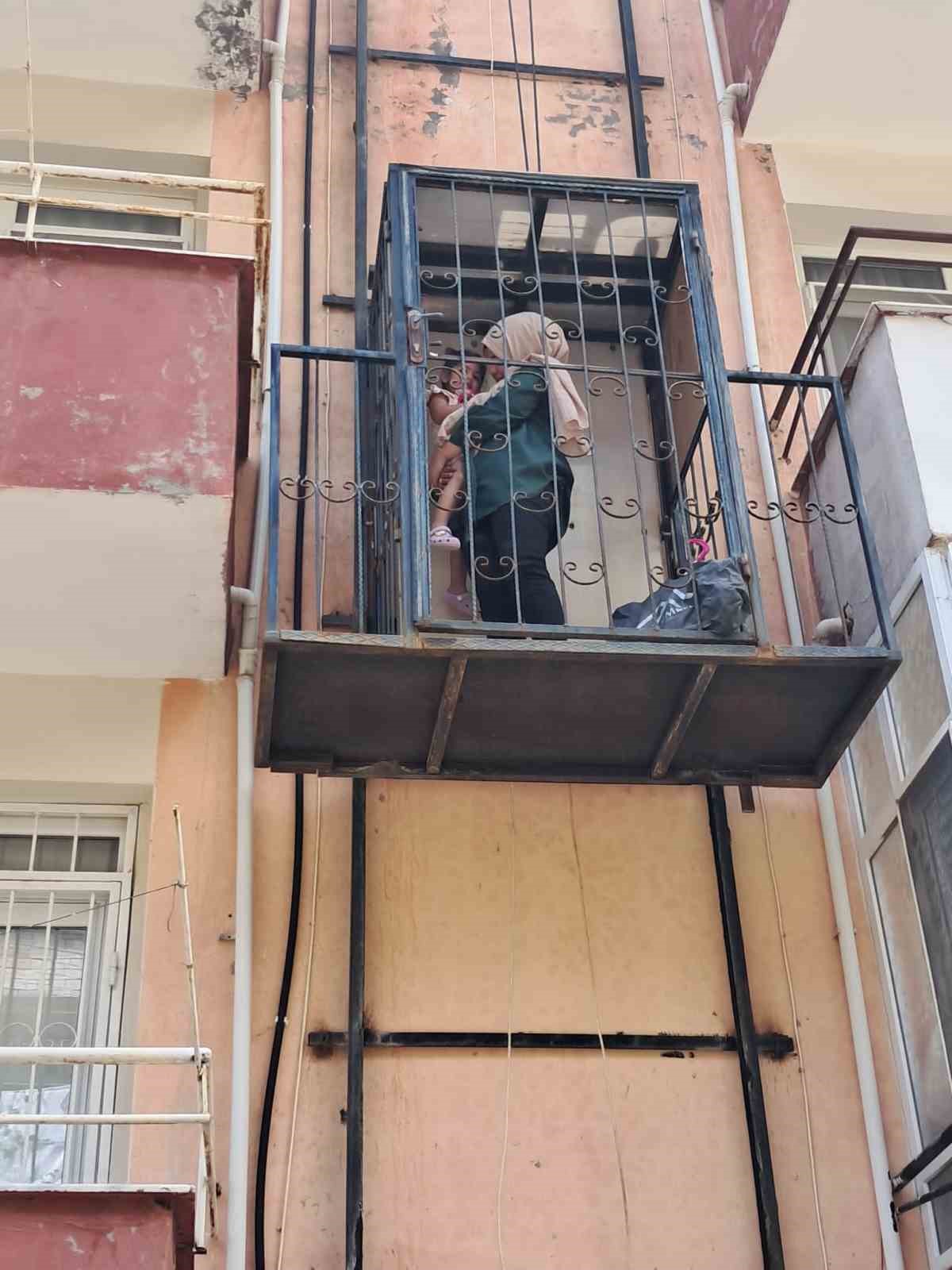 Binanın dışındaki asans&ouml;rde mahsur kalan anne ve &ccedil;ocuğu itfaiye kurtardı
