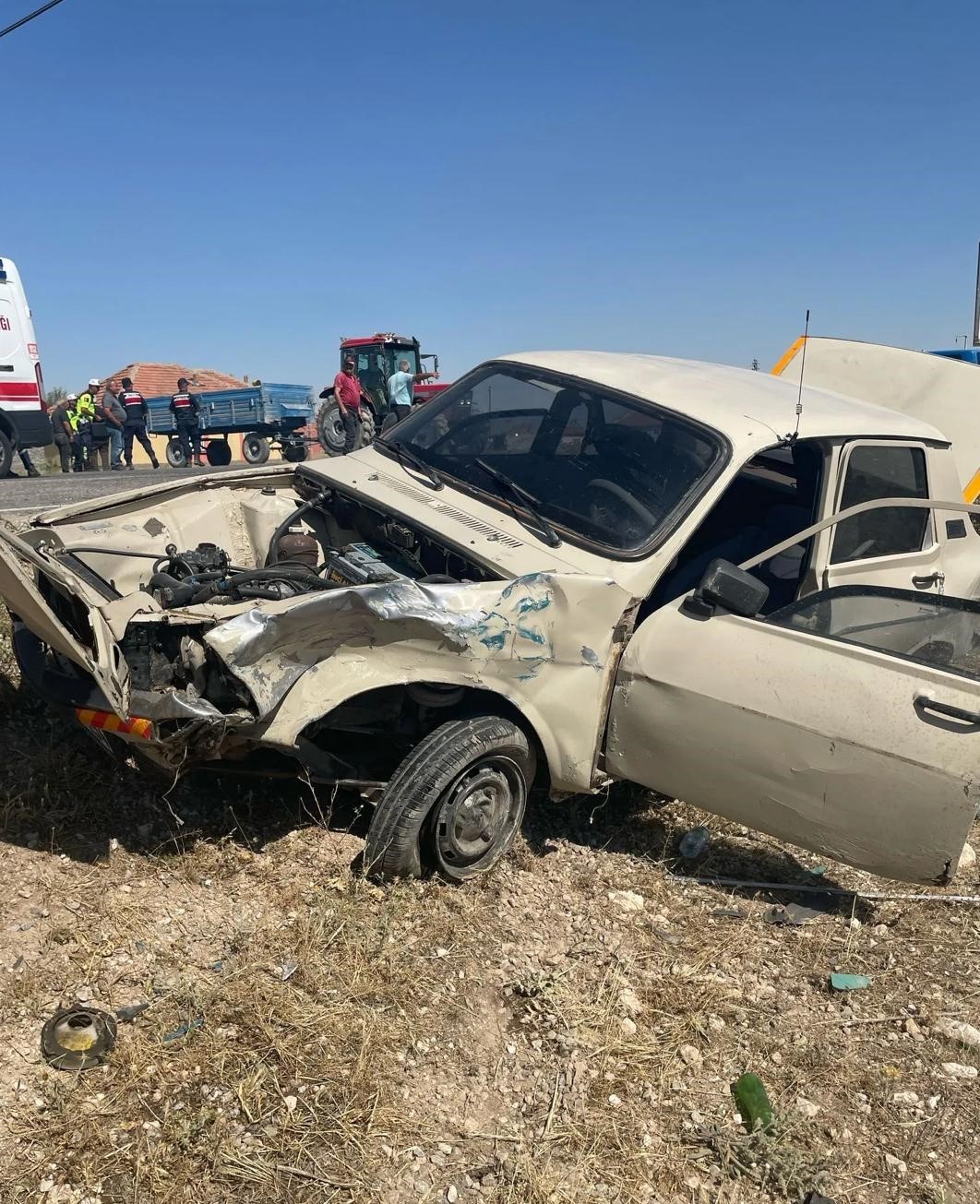 Kaza yapan otomobillerden biri alev aldı
