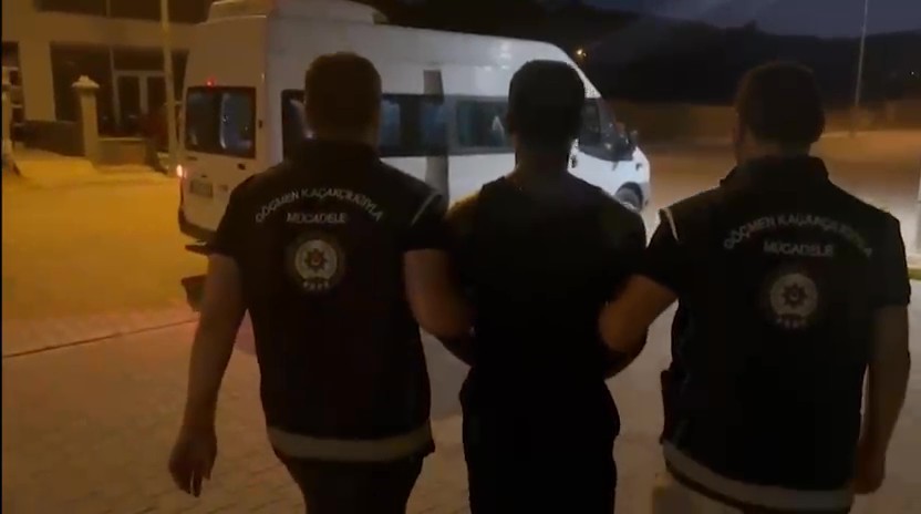 Kamerunlu göçmen kaçakçısı yurt dışına çıkarmaya çalıştığı 11 kişiyle yakalandı