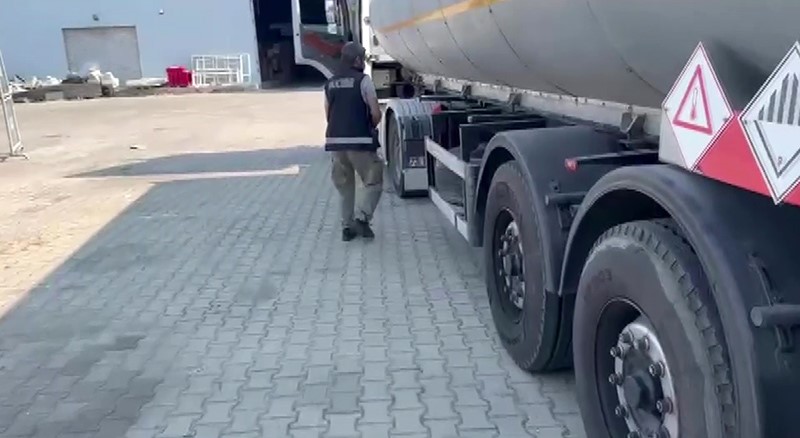 Akaryakıt tankerinden binlerce paket kaçak sigara çıktı