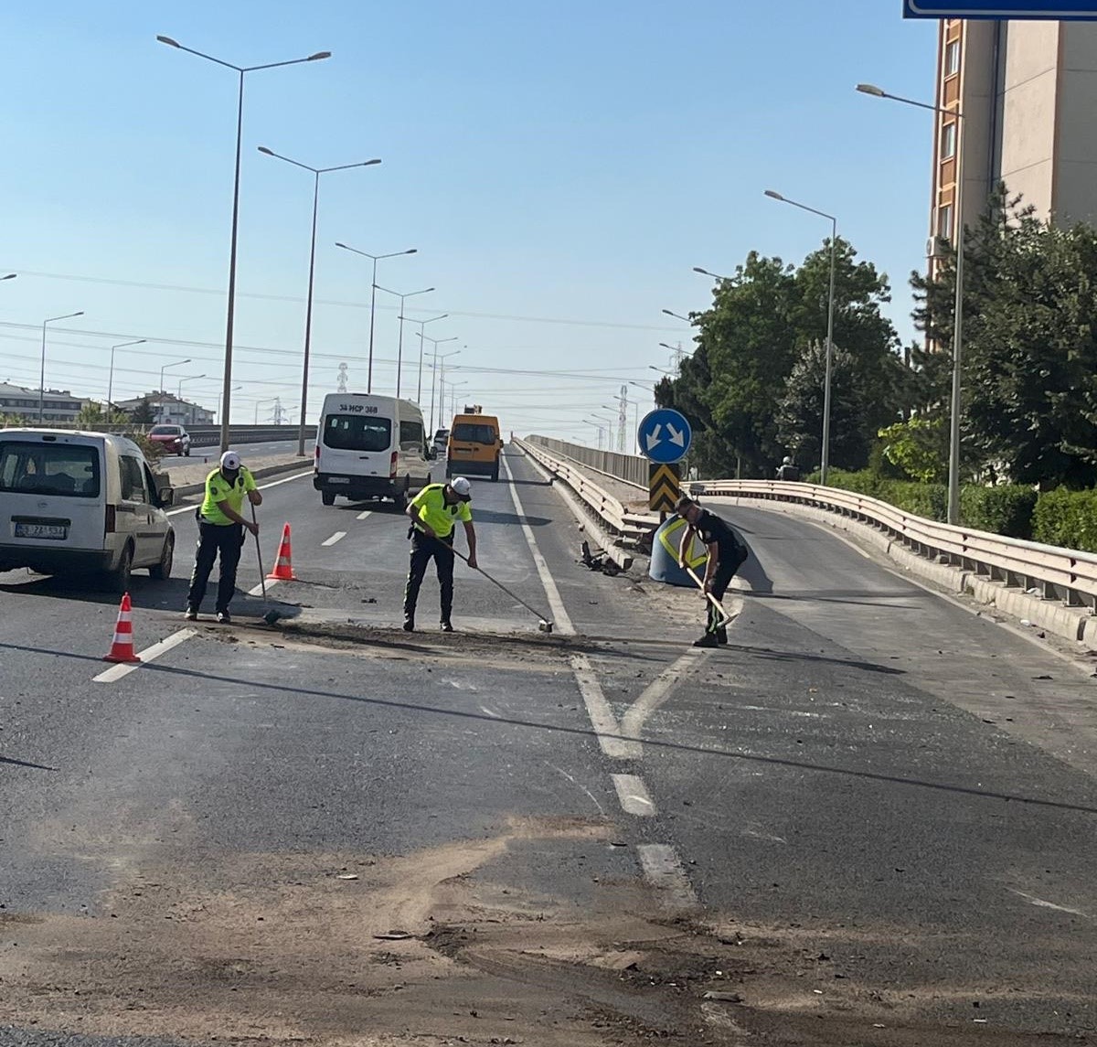 Bariyerlere saplanan otomobilin takla attığı feci kaza kamerada: 3 yaralı
