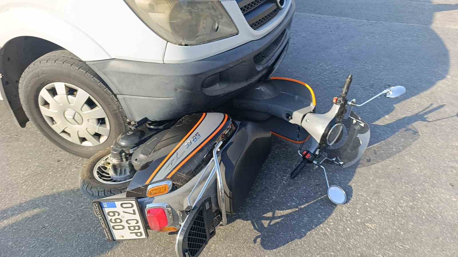 Minib&uuml;s&uuml;n altında kalmaktan kıl payı kurtuldu
