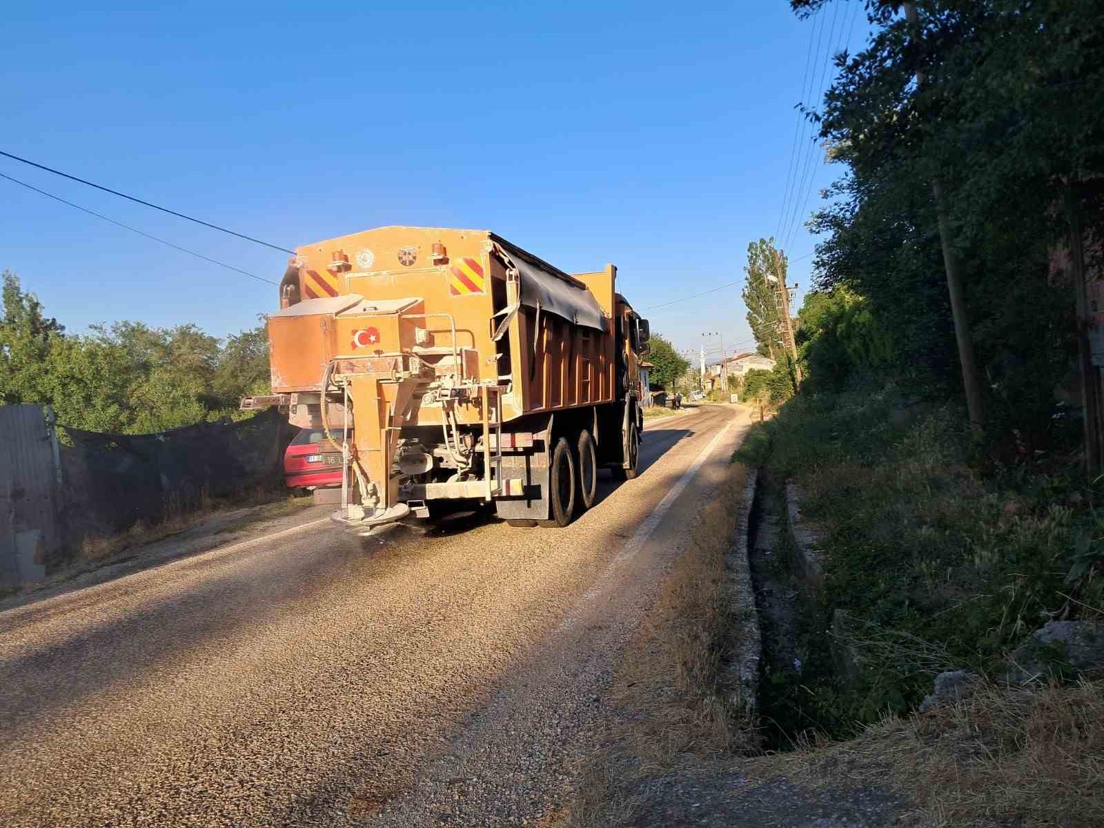 Bilecik’te eriyen asfalta karşı karayollarında kumlama çalışması