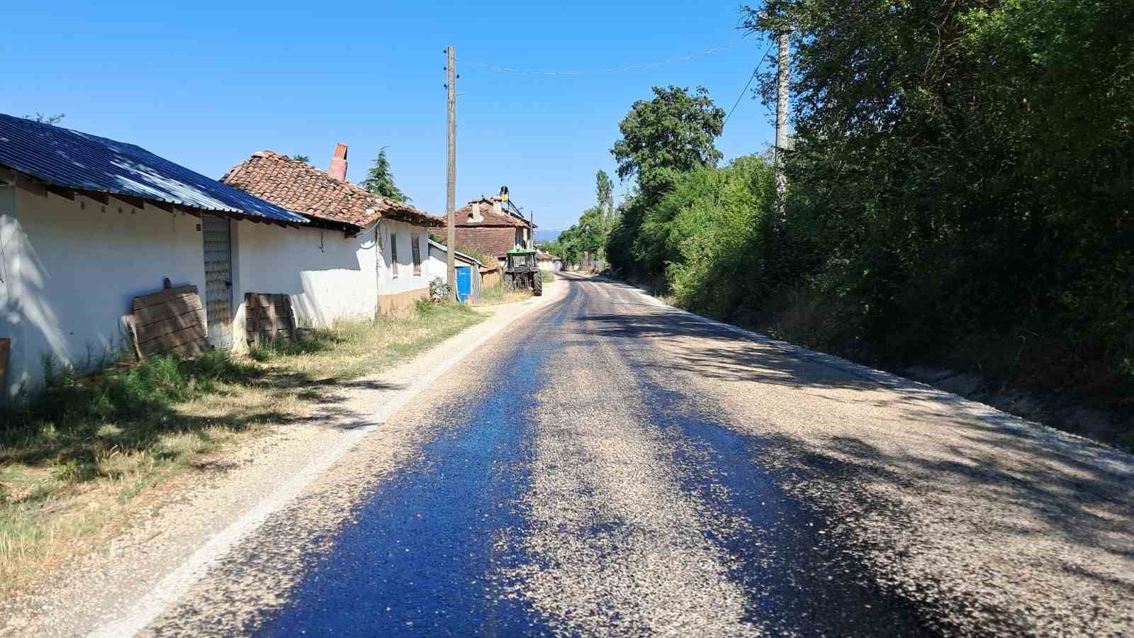 Bilecik&rsquo;te eriyen asfalta karşı karayollarında kumlama &ccedil;alışması
