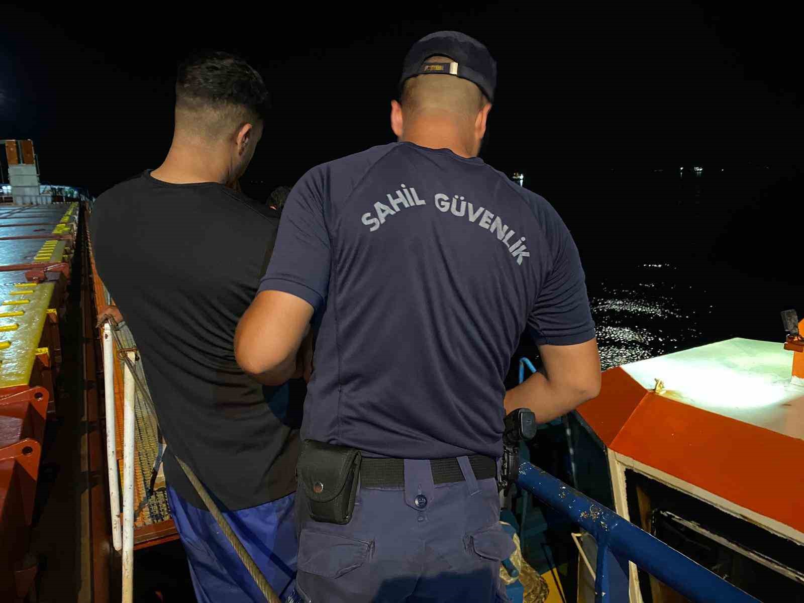 Gemide saklanarak yurt dışına kaçamak isteyen göçmenler kaptanın ihbarıyla yakalandı