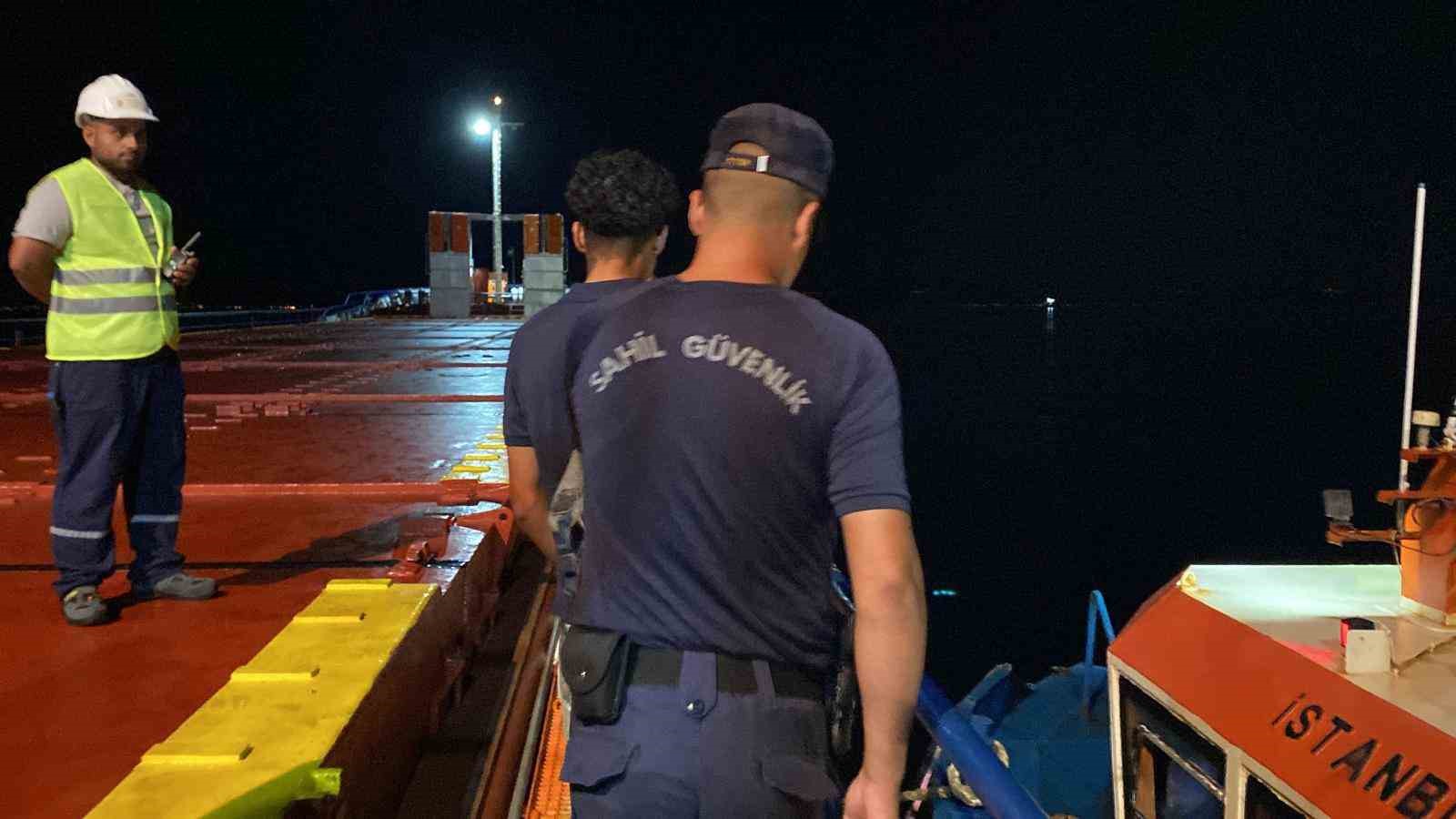 Gemide saklanarak yurt dışına kaçamak isteyen göçmenler kaptanın ihbarıyla yakalandı