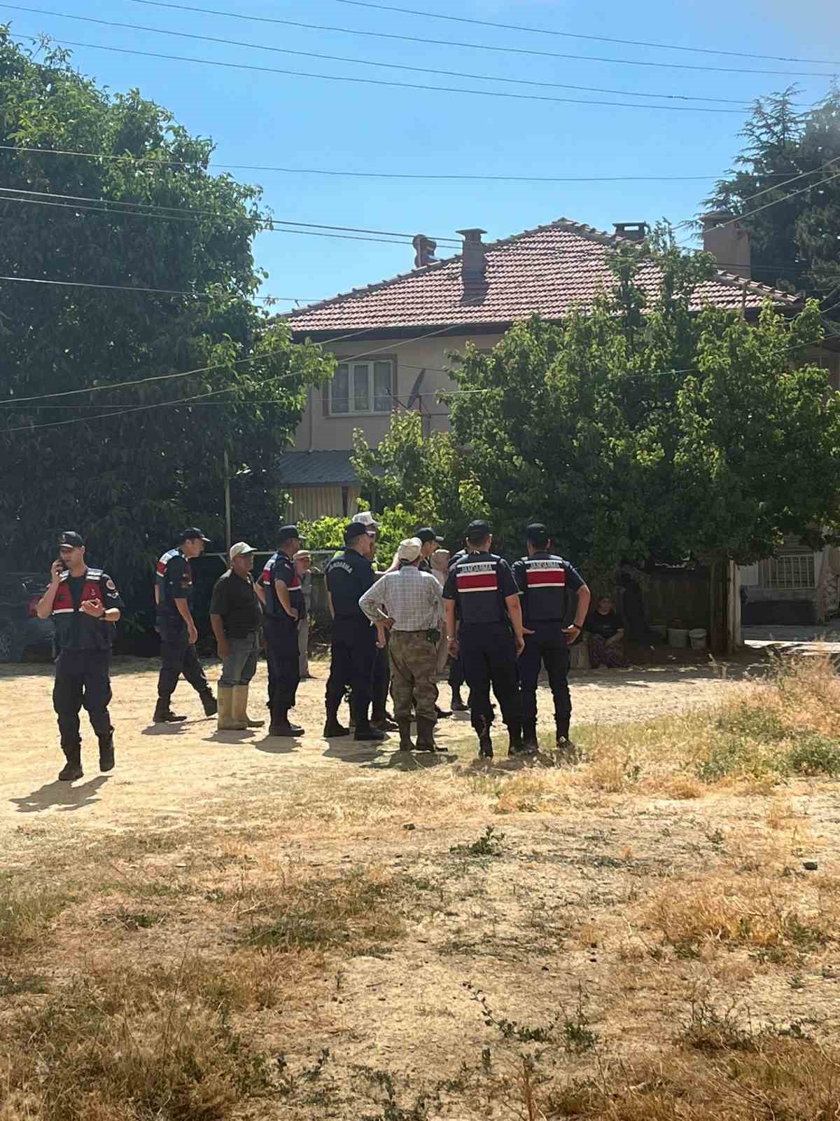 Yerdeki çöpleri yakmak istedi, 2 evi küle döndü