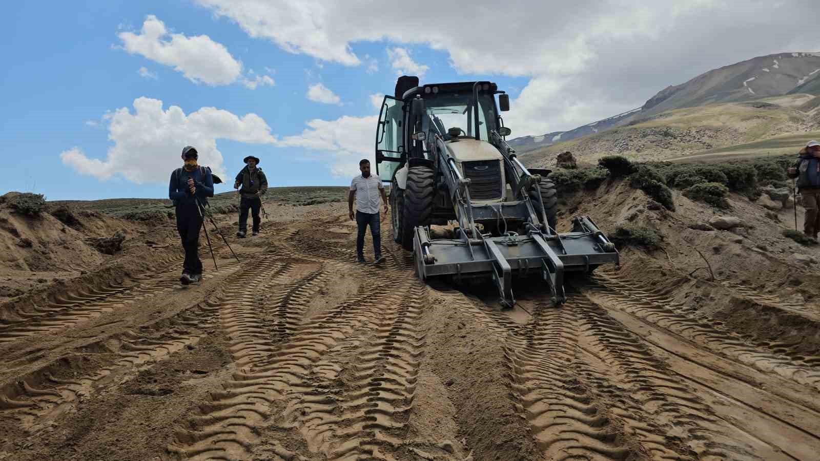 Aydınlar Belediyesinden dağcılar için Süphan Dağı’nda yol çalışması