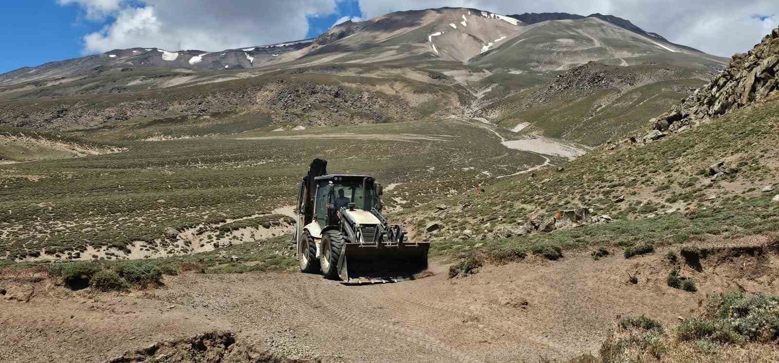 Aydınlar Belediyesinden dağcılar i&ccedil;in S&uuml;phan Dağı&rsquo;nda yol &ccedil;alışması
