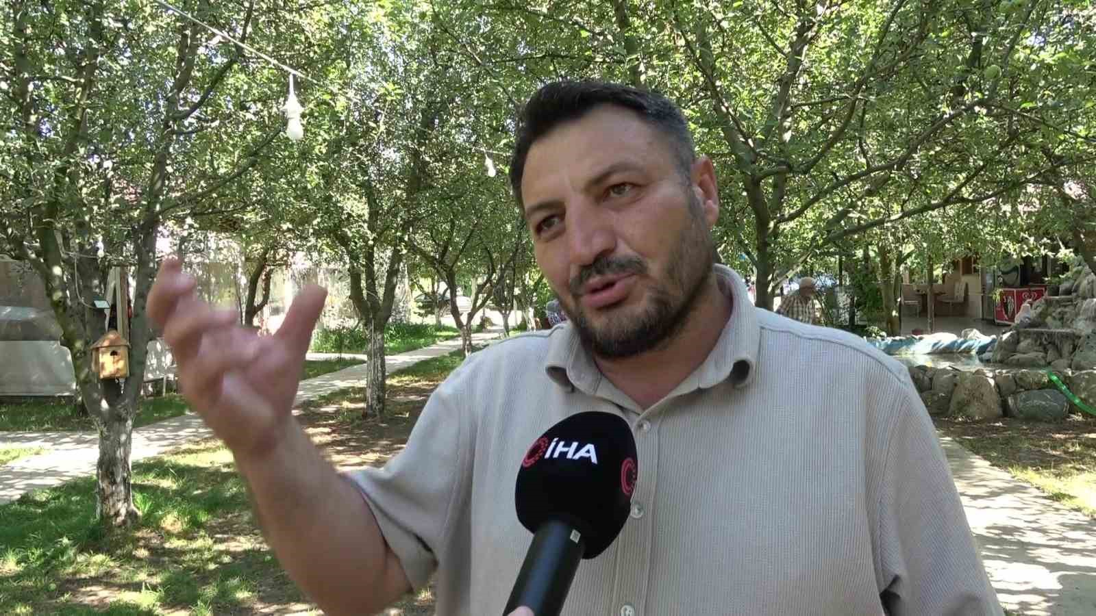 Don felaketinden korunan elmaları satmayıp bahçesine gelenlere ikram ediyor
