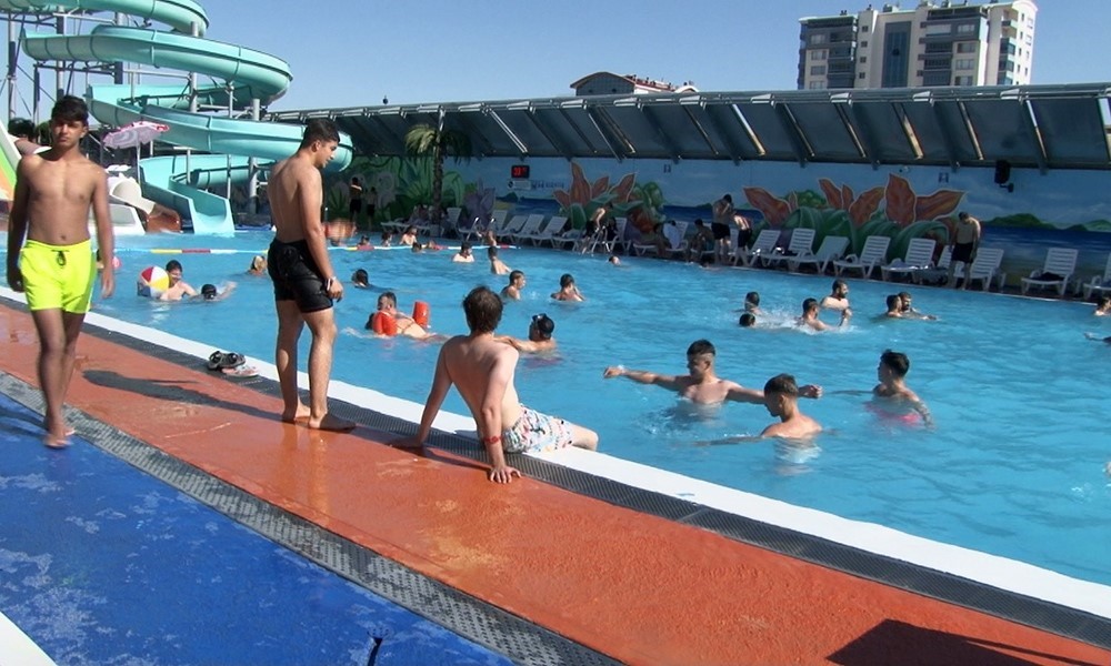 Sıcaktan bunalan Ankaralılar soluğu aquaparklarda aldı