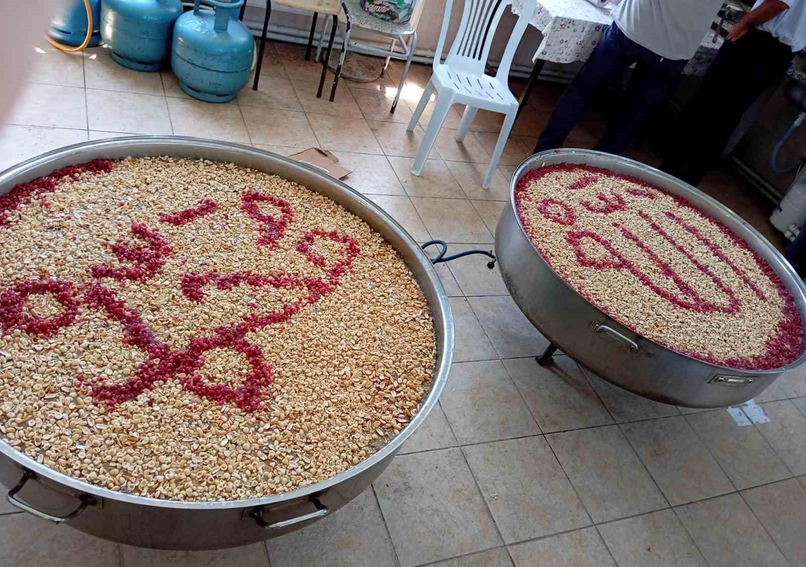 Hisarcık Kutluhallar k&ouml;y&uuml;nde 15 yıldan beri aşure geleneği s&uuml;rd&uuml;r&uuml;l&uuml;yor
