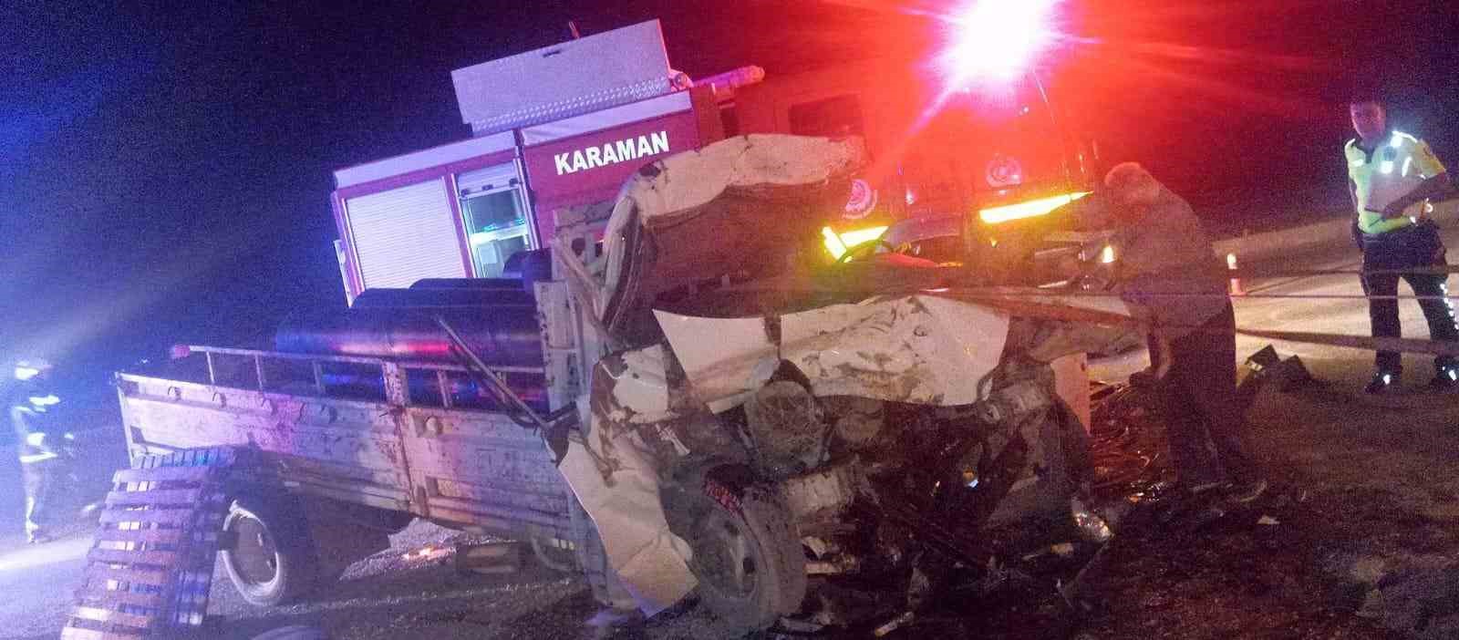 Karaman’da kamyona çarpan kamyonet sürücüsü araçta sıkıştı: 1 yaralı