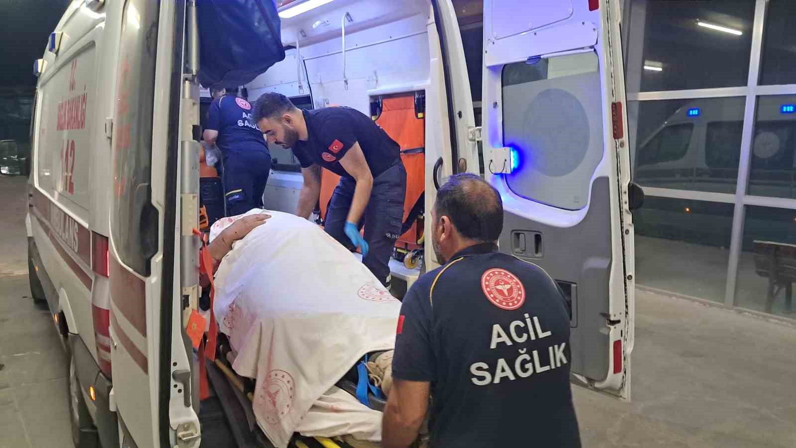 Karaman’da kamyona çarpan kamyonet sürücüsü araçta sıkıştı: 1 yaralı