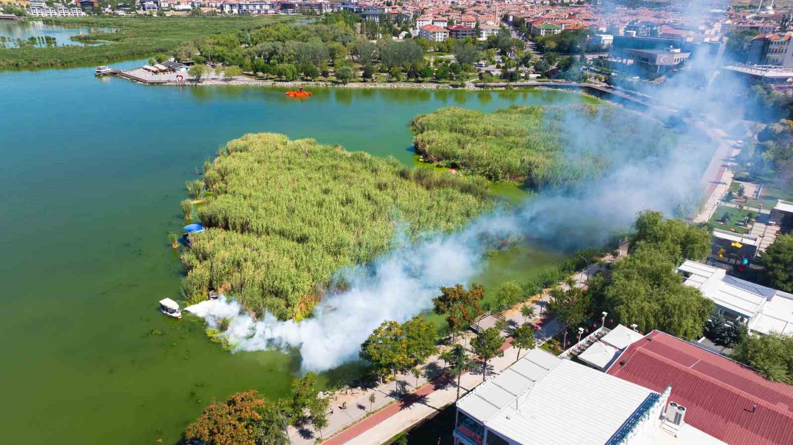 Gölbaşı Belediyesi’nden Mogan Gölü’nde müsilaj temizliği ve ilaçlama