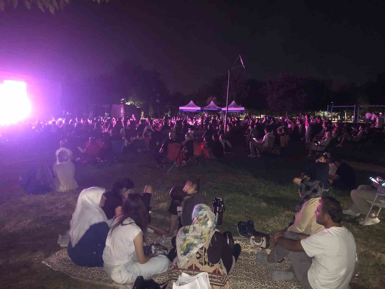 Eskişehirliler milli voleybol maçını dev ekranda izledi