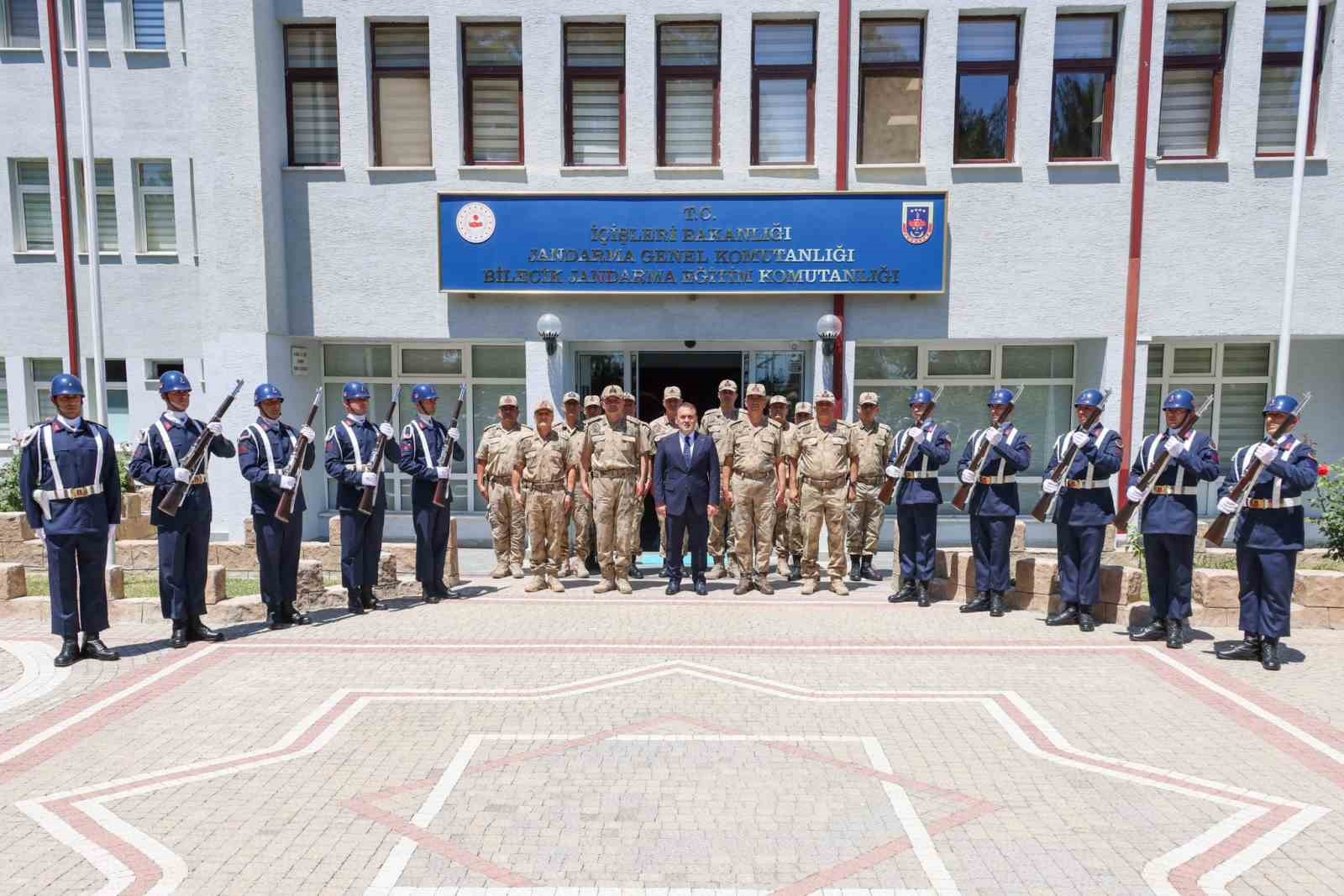 Vali Sözer Mehmetçiklerle aynı sofrada buluştu