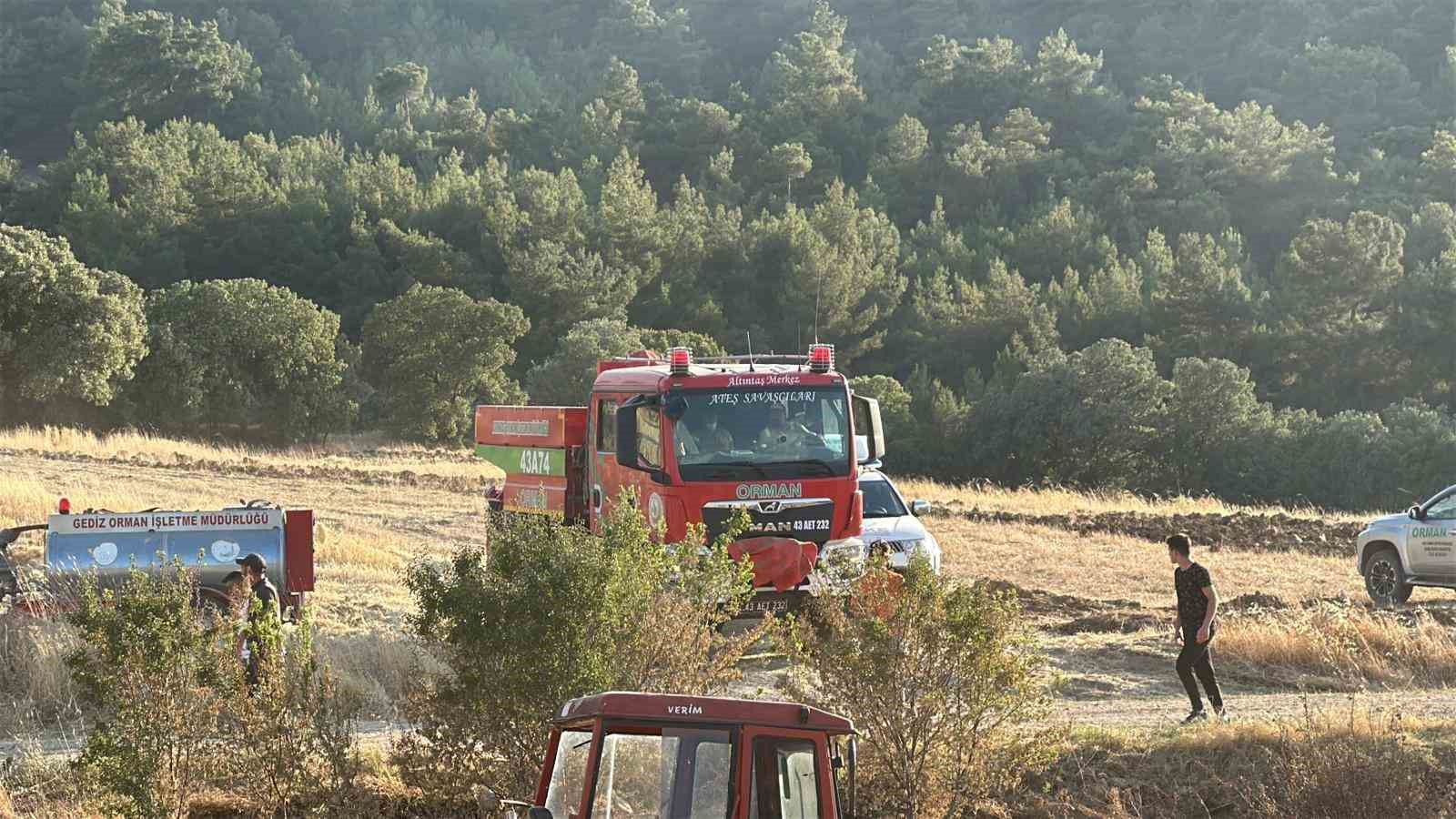 Uşak’ta ormanlık alana sıçrayan yangın kontrol altına alındı