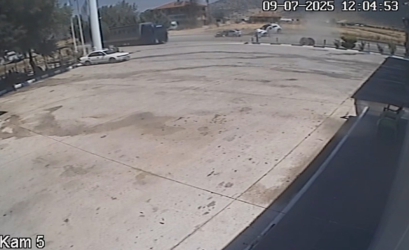 Burdur’da 2’si çocuk 5 kişinin yaralandığı kaza anı görüntüleri ortaya çıktı