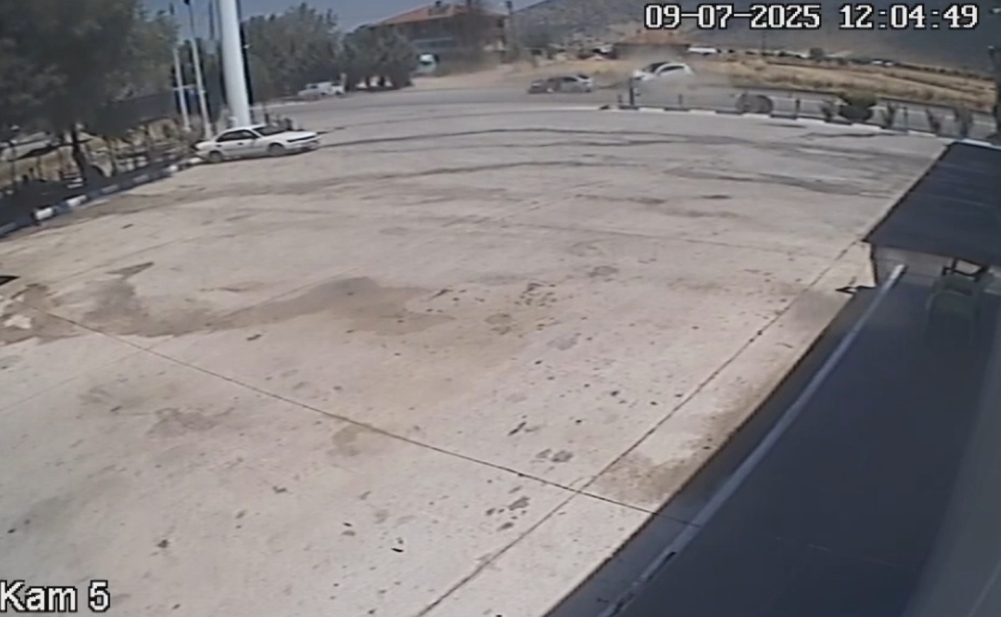 Burdur&rsquo;da 2&rsquo;si &ccedil;ocuk 5 kişinin yaralandığı kaza anı g&ouml;r&uuml;nt&uuml;leri ortaya &ccedil;ıktı
