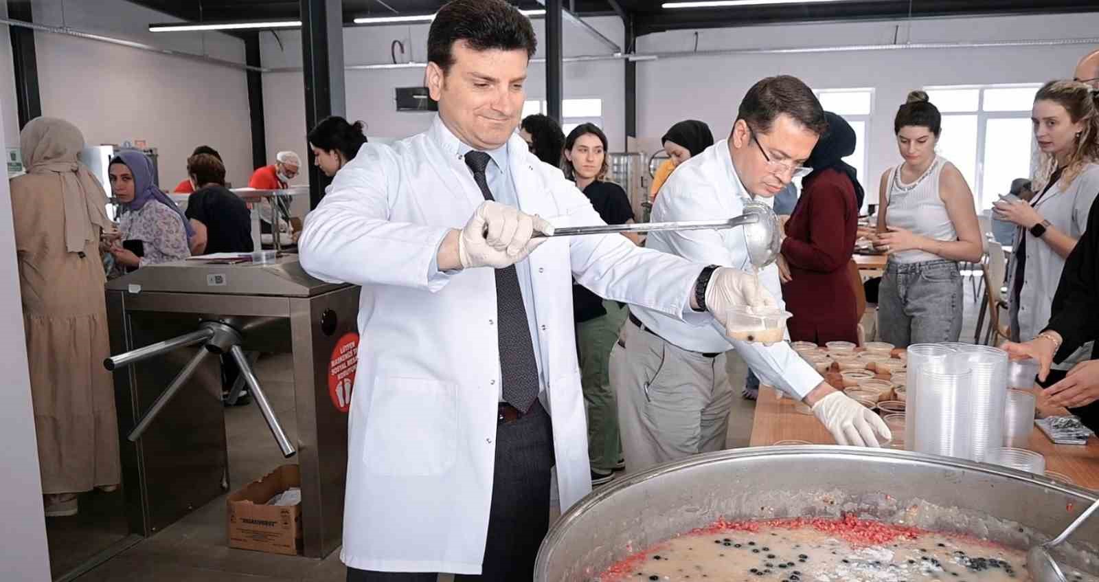 Hastanede vatandaşlara aşure ikramı