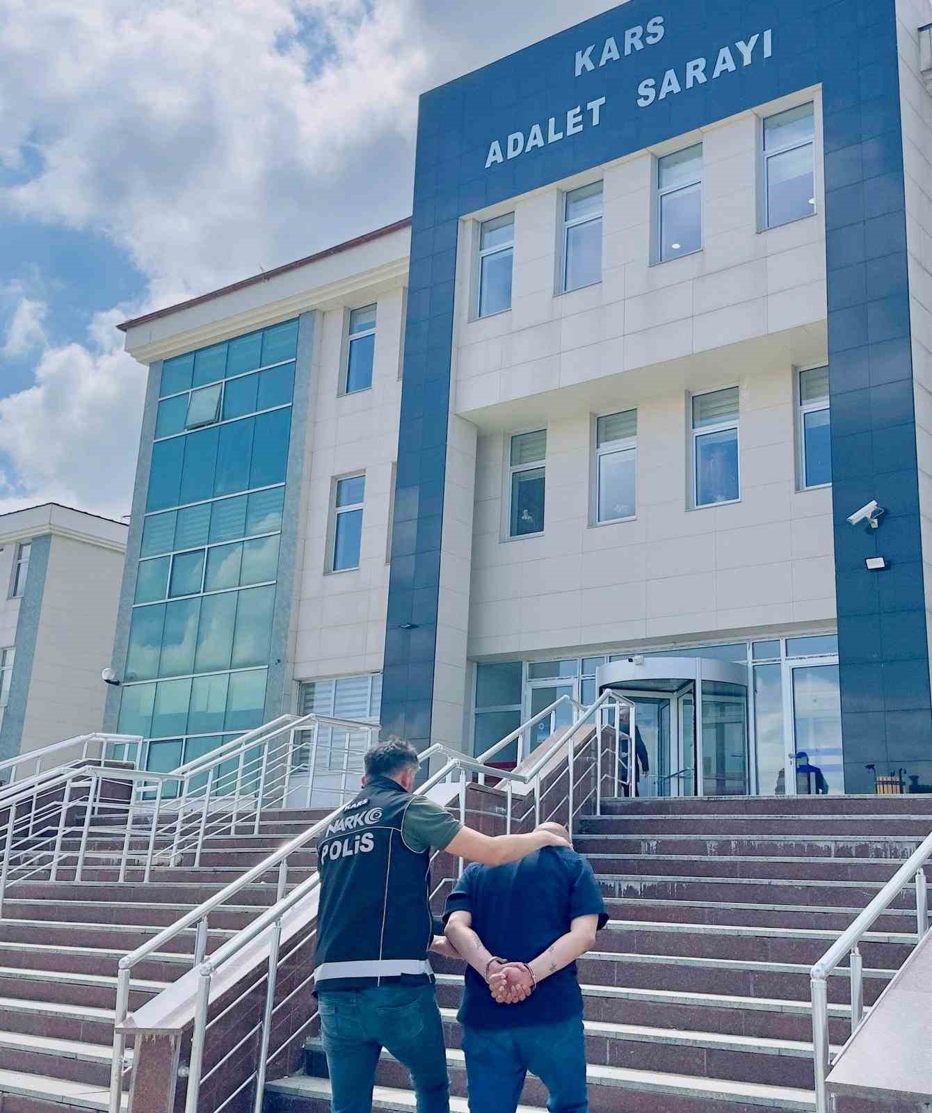 Kars’ta uyuşturucu taciri 1 kişi yakalandı