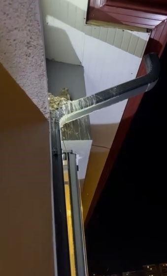 14&rsquo;nc&uuml; kattan d&uuml;şen atmaca yavrusu yuvasına konuldu
