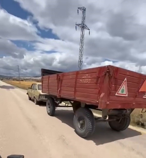 Otomobile gelişig&uuml;zel bağlanan trakt&ouml;r r&ouml;morku trafiği tehlikeye d&uuml;ş&uuml;rd&uuml;
