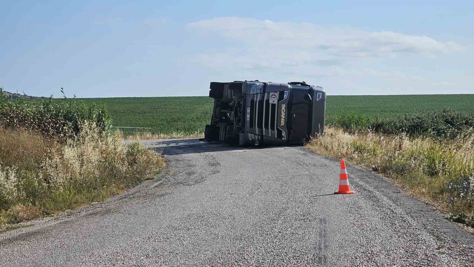 Bandırma’da kimyasal yüklü tır yan yattı: Sürücü kazayı yara almadan atlattı
